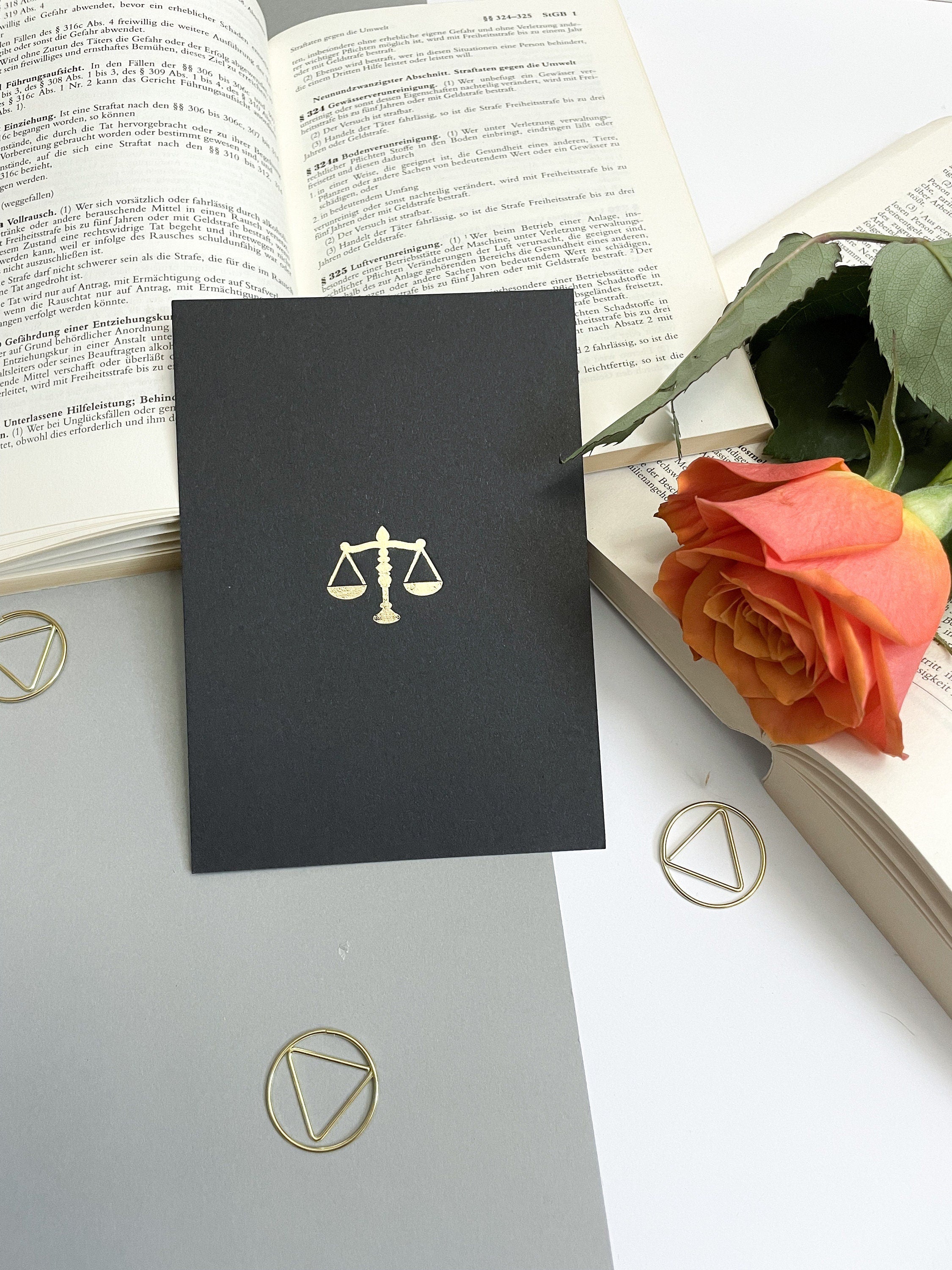 Postkarte Schwarz/Gold - Juristische Symbole, Gerechtigkeitswaage, Pharagraph, für Anwälte, Jurastudenten, Rechtswissenschaften, Jura