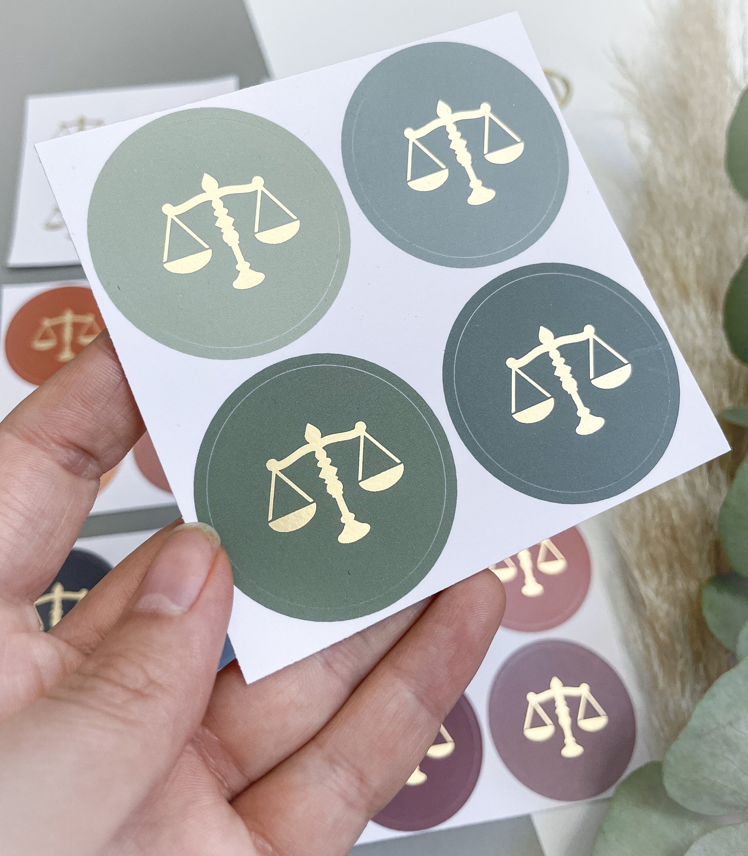 4 Aufkleber - Gerechtigkeitswaage - Grün MIX - Geschenk für Juristen, Anwälte, Jurastudenten, Rechtswissenschaften