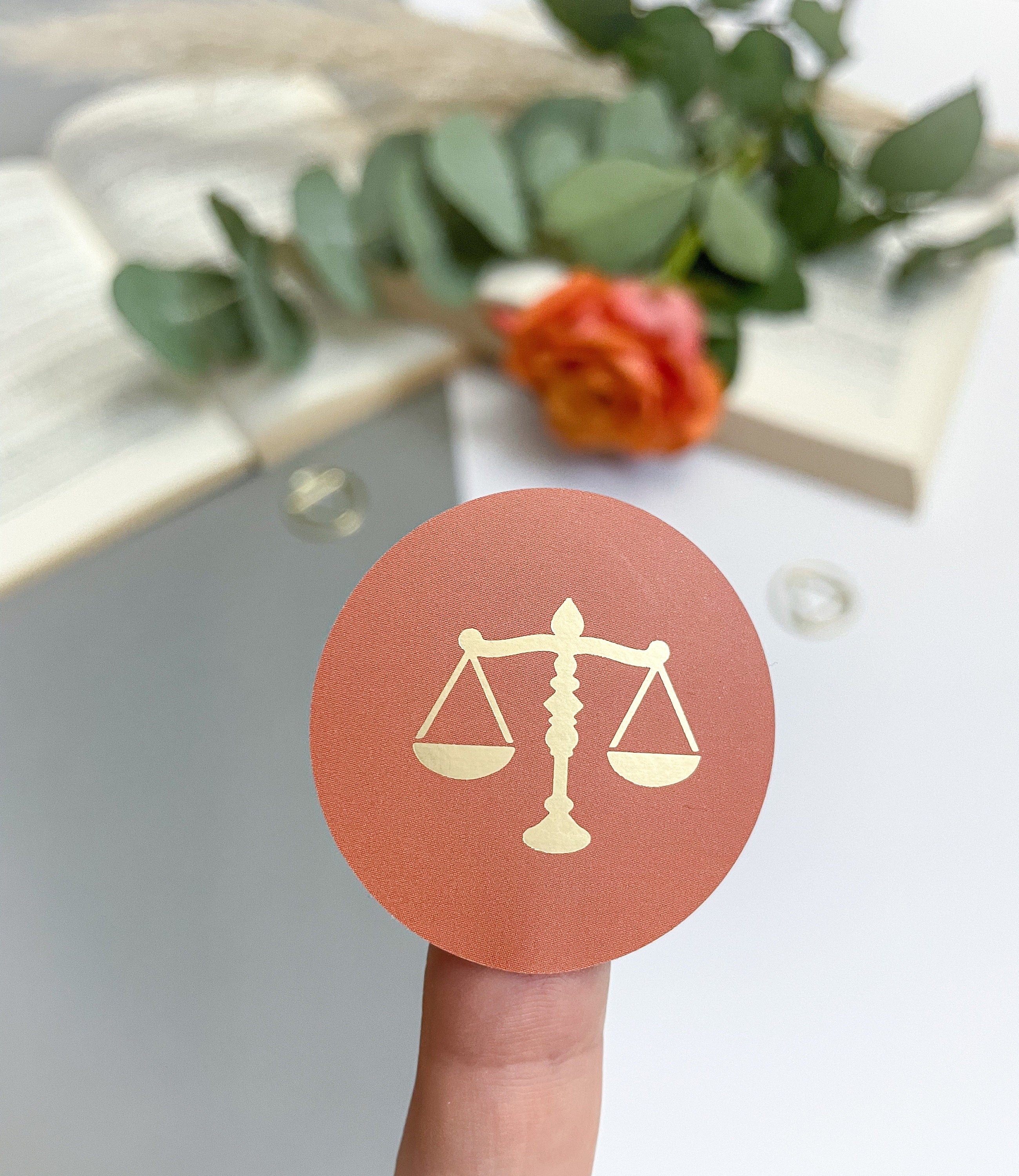4 Aufkleber - Gerechtigkeitswaage - Orange MIX - Geschenk für Juristen, Anwälte, Jurastudenten, Rechtswissenschaften
