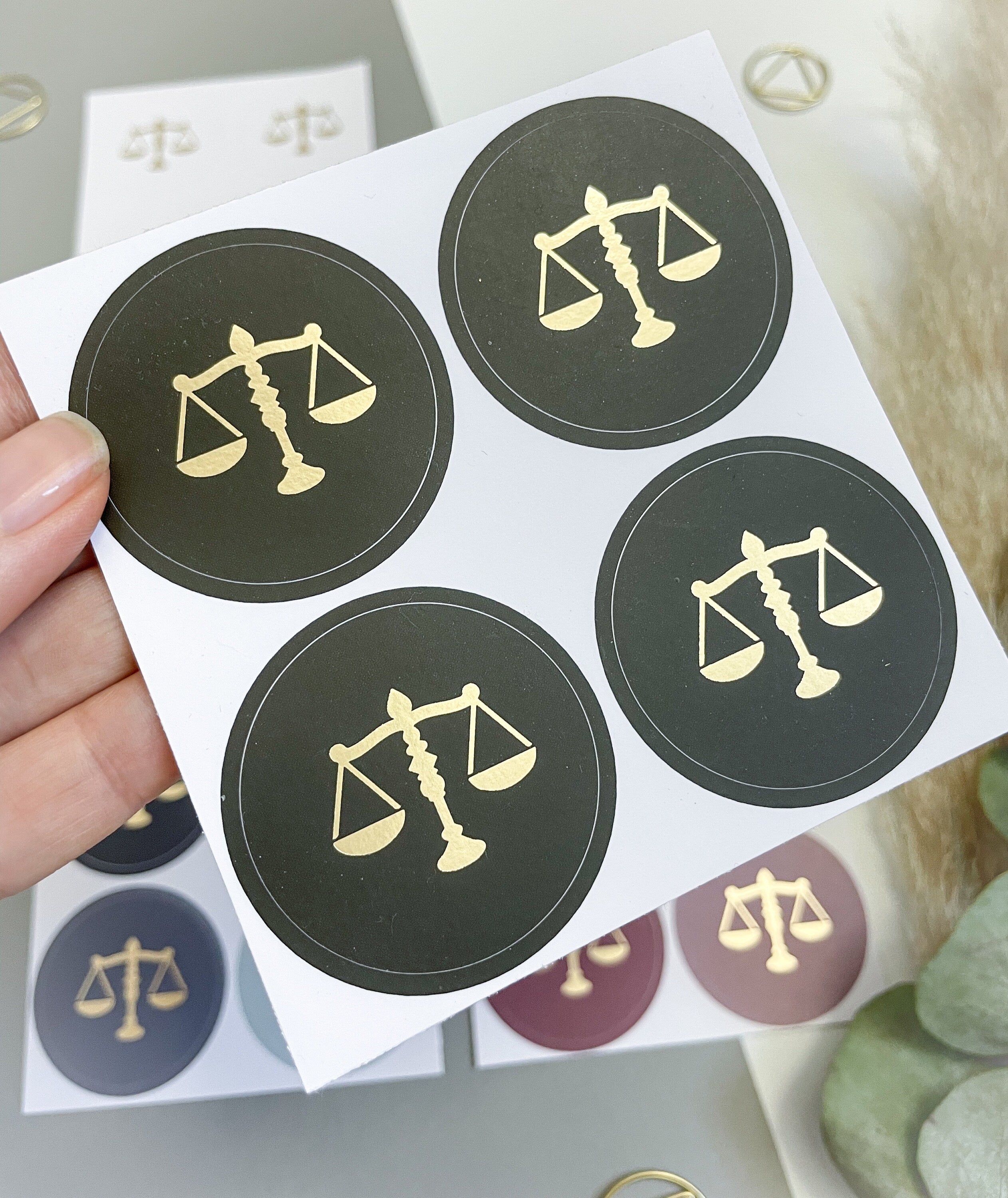 4 Aufkleber - Gerechtigkeitswaage, Geschenk für Juristen, Anwälte, Jurastudenten, Rechtswissenschaft