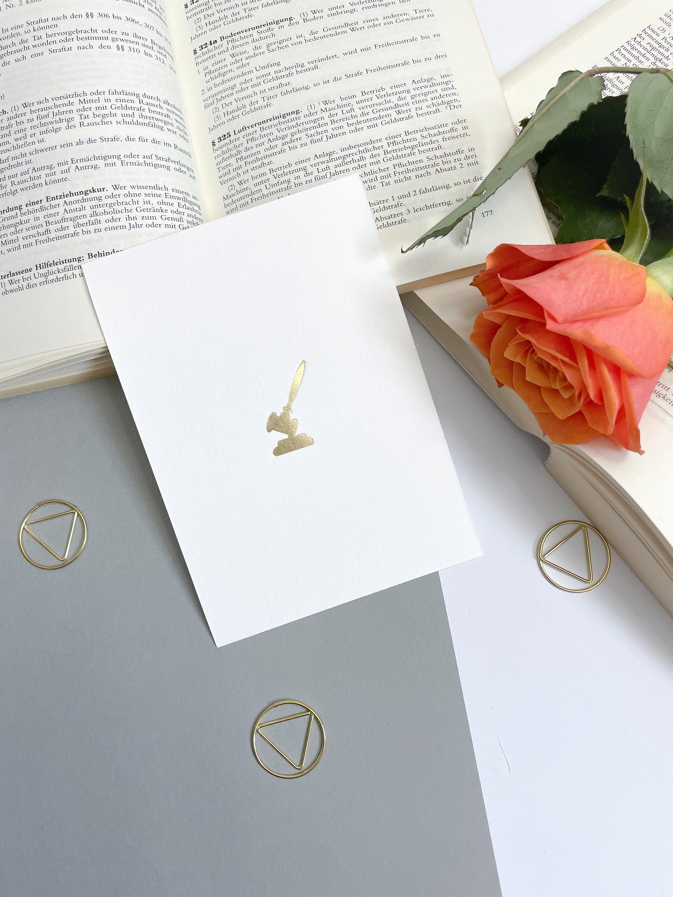 Postkarte Weiß/Gold - Juristische Symbole, Gerechtigkeitswaage, Paragraph, für Anwälte, Jurastudenten, Rechtswissenschaften, Jura