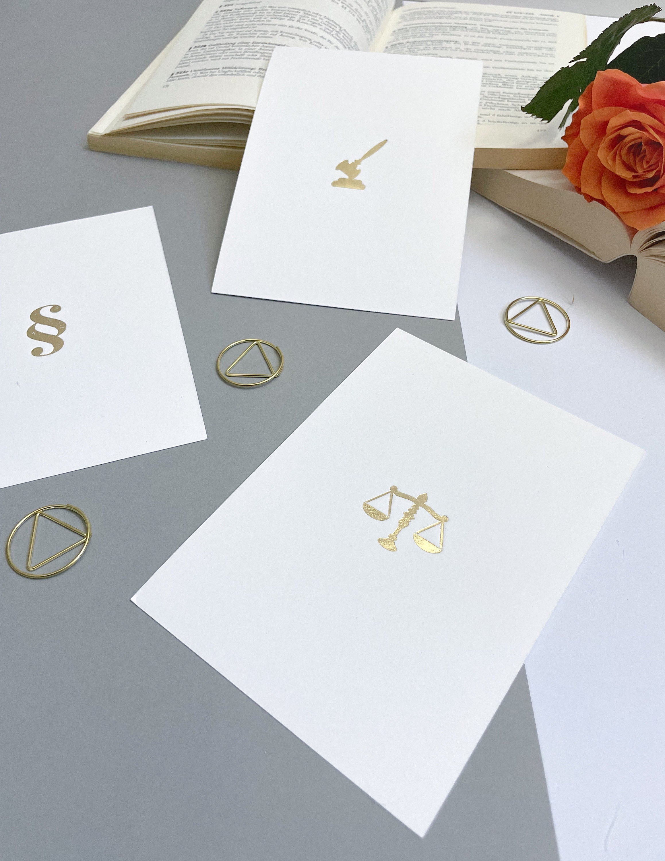 Postkarte Weiß/Gold - Juristische Symbole, Gerechtigkeitswaage, Paragraph, für Anwälte, Jurastudenten, Rechtswissenschaften, Jura