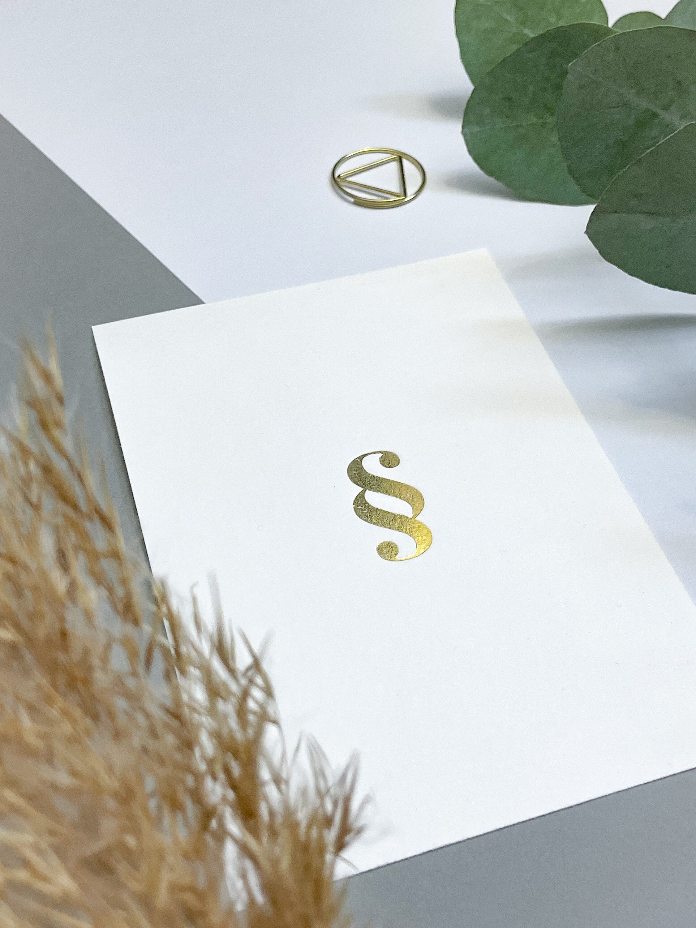 Postkarte Weiß/Gold - Juristische Symbole, Gerechtigkeitswaage, Paragraph, für Anwälte, Jurastudenten, Rechtswissenschaften, Jura