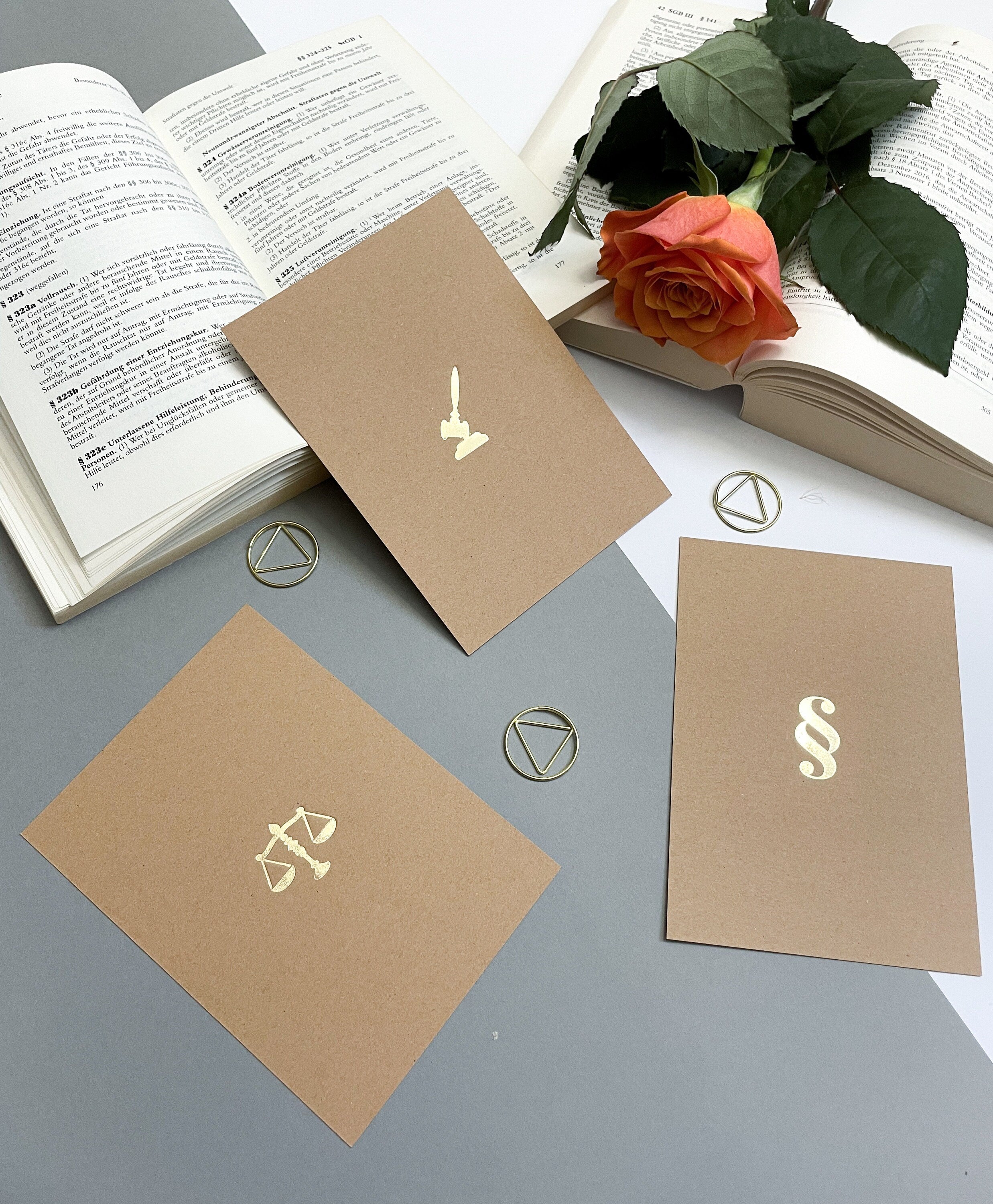 Postkarte Kraftpapier/Gold - Juristische Symbole, Gerechtigkeitswaage, Paragraph, für Anwälte, Jurastudenten, Rechtswissenschaften, Jura
