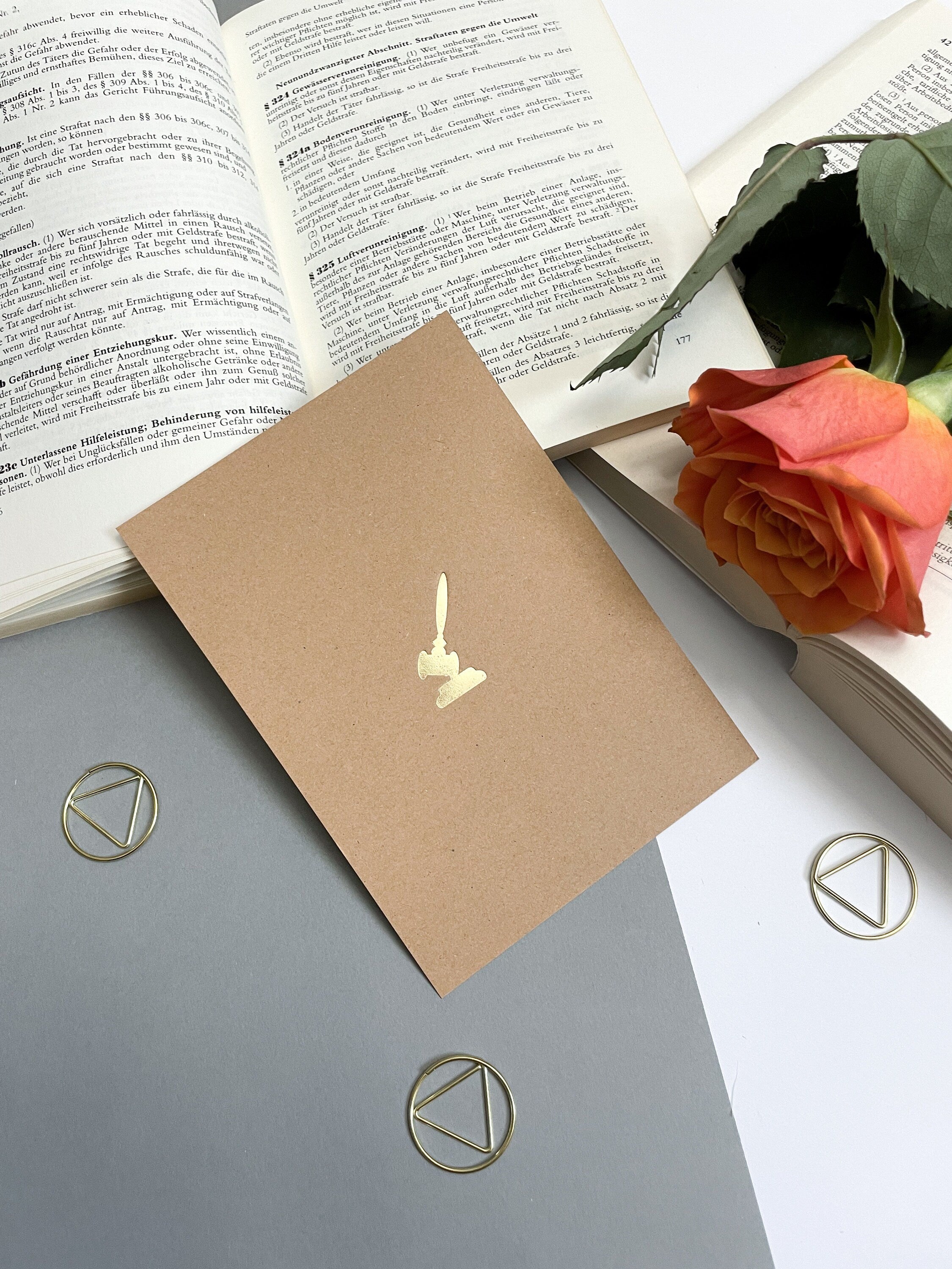 Postkarte Kraftpapier/Gold - Juristische Symbole, Gerechtigkeitswaage, Paragraph, für Anwälte, Jurastudenten, Rechtswissenschaften, Jura