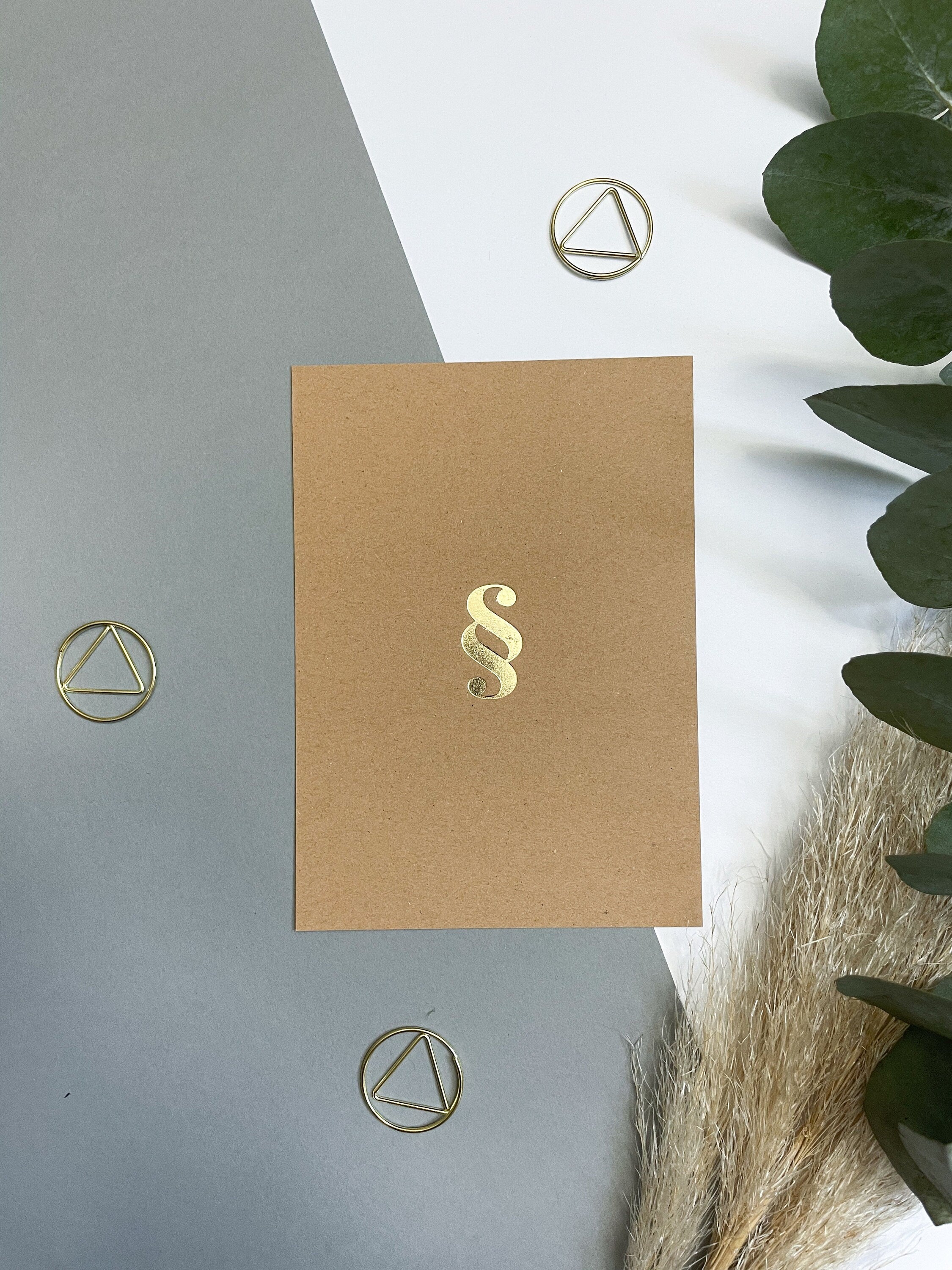 Postkarte Kraftpapier/Gold - Juristische Symbole, Gerechtigkeitswaage, Paragraph, für Anwälte, Jurastudenten, Rechtswissenschaften, Jura