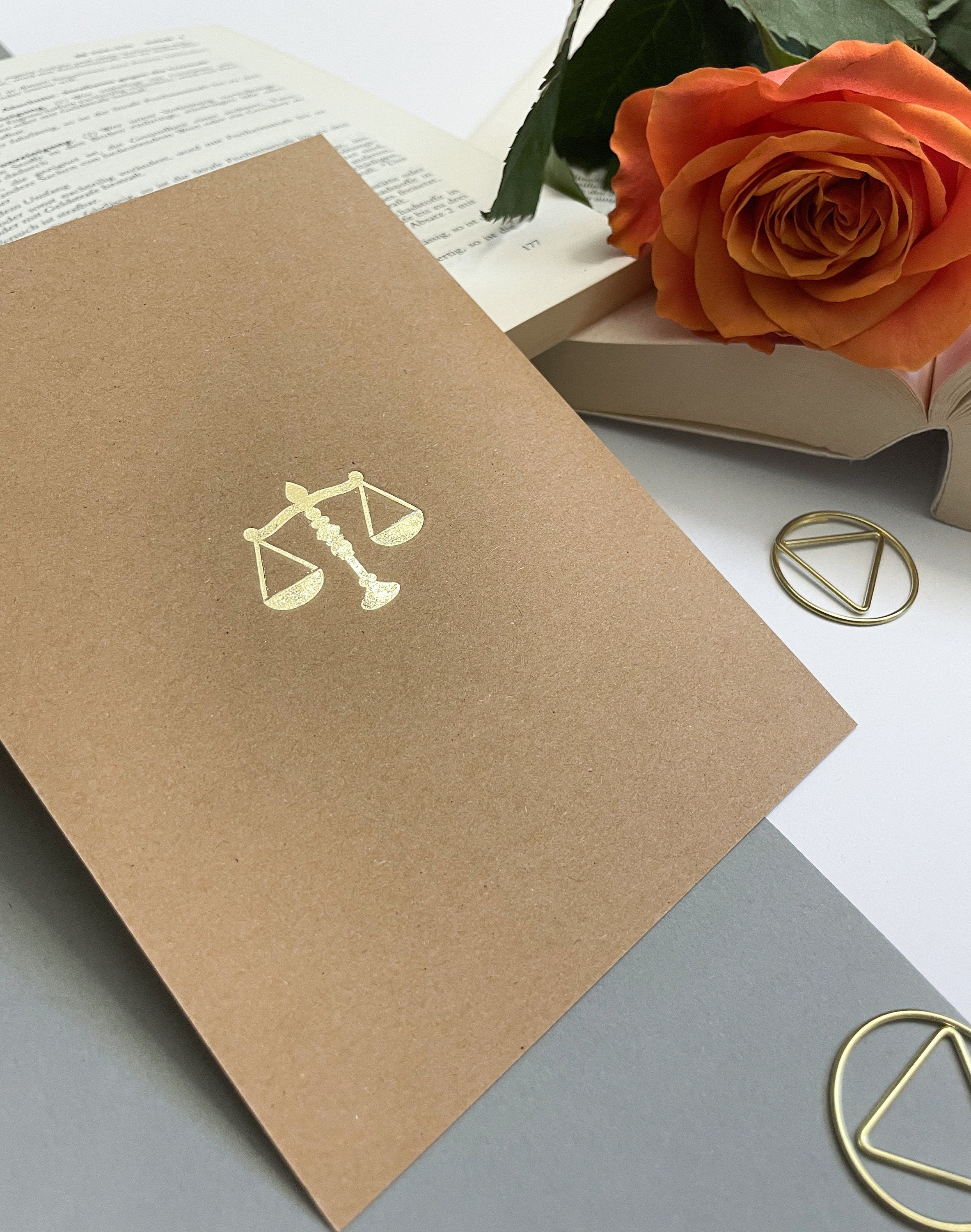 Postkarte Kraftpapier/Gold - Juristische Symbole, Gerechtigkeitswaage, Paragraph, für Anwälte, Jurastudenten, Rechtswissenschaften, Jura