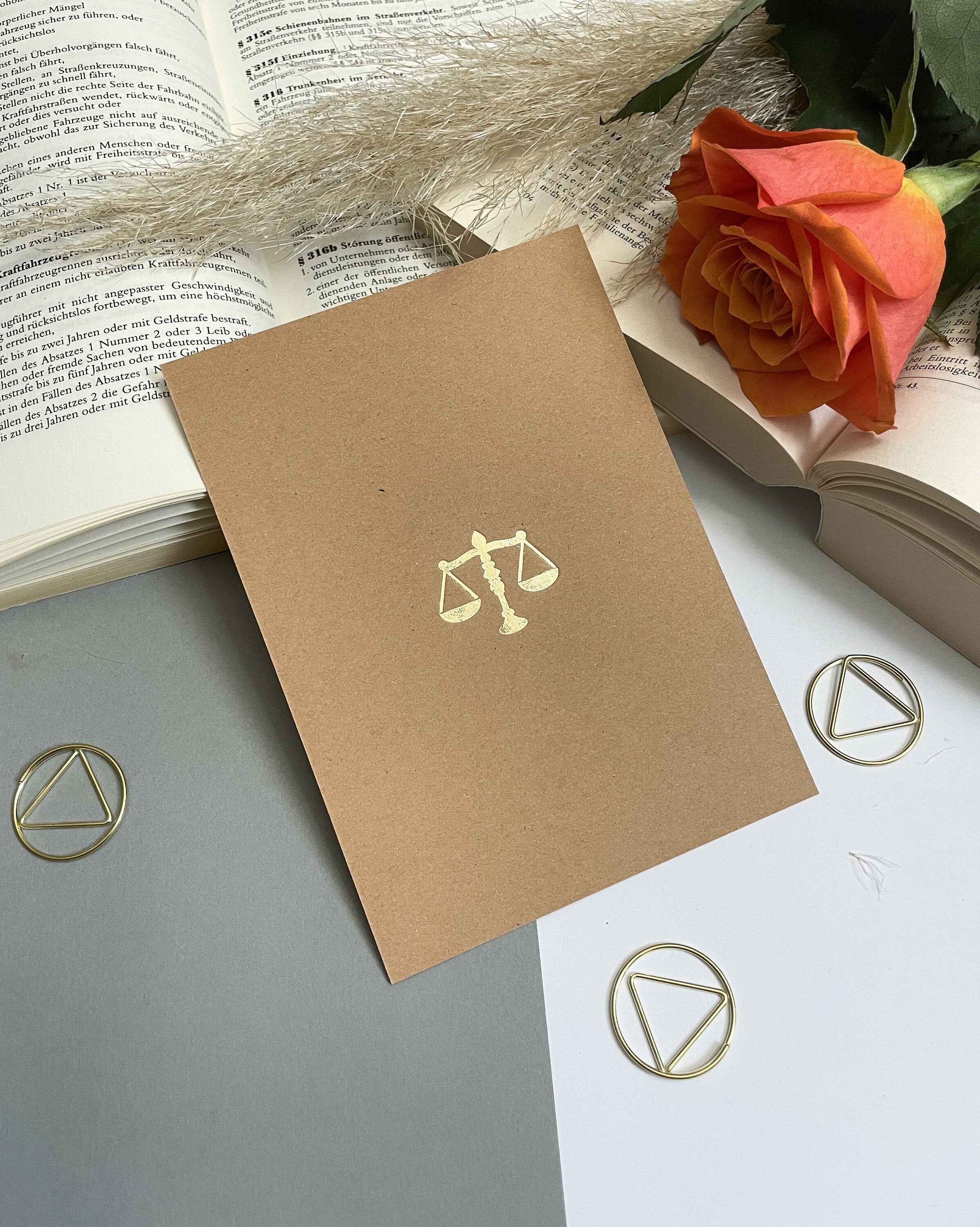 Postkarte Kraftpapier/Gold - Juristische Symbole, Gerechtigkeitswaage, Paragraph, für Anwälte, Jurastudenten, Rechtswissenschaften, Jura