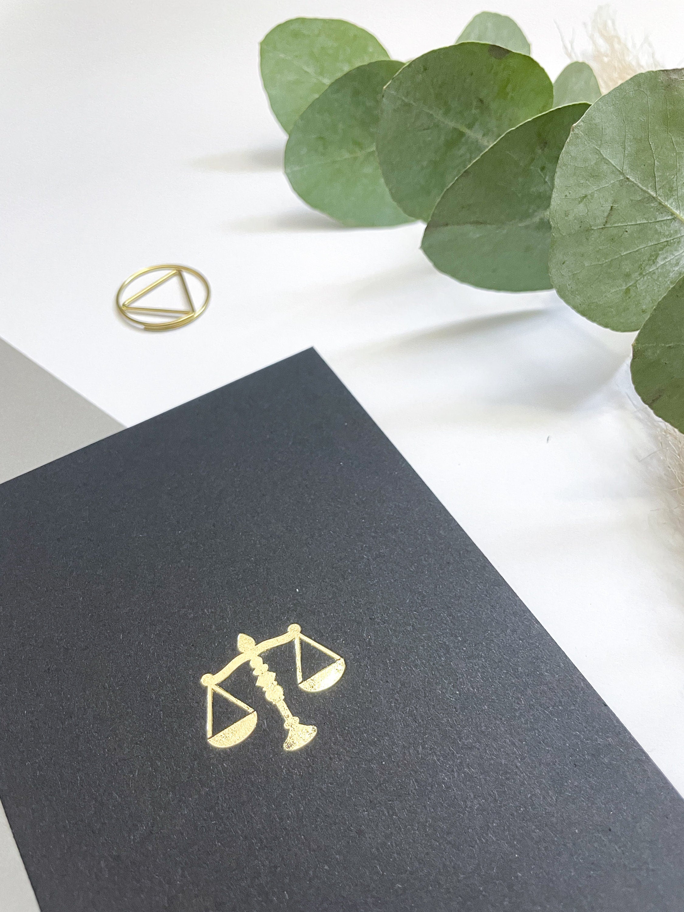 Postkarte Schwarz/Gold - Juristische Symbole, Gerechtigkeitswaage, Pharagraph, für Anwälte, Jurastudenten, Rechtswissenschaften, Jura