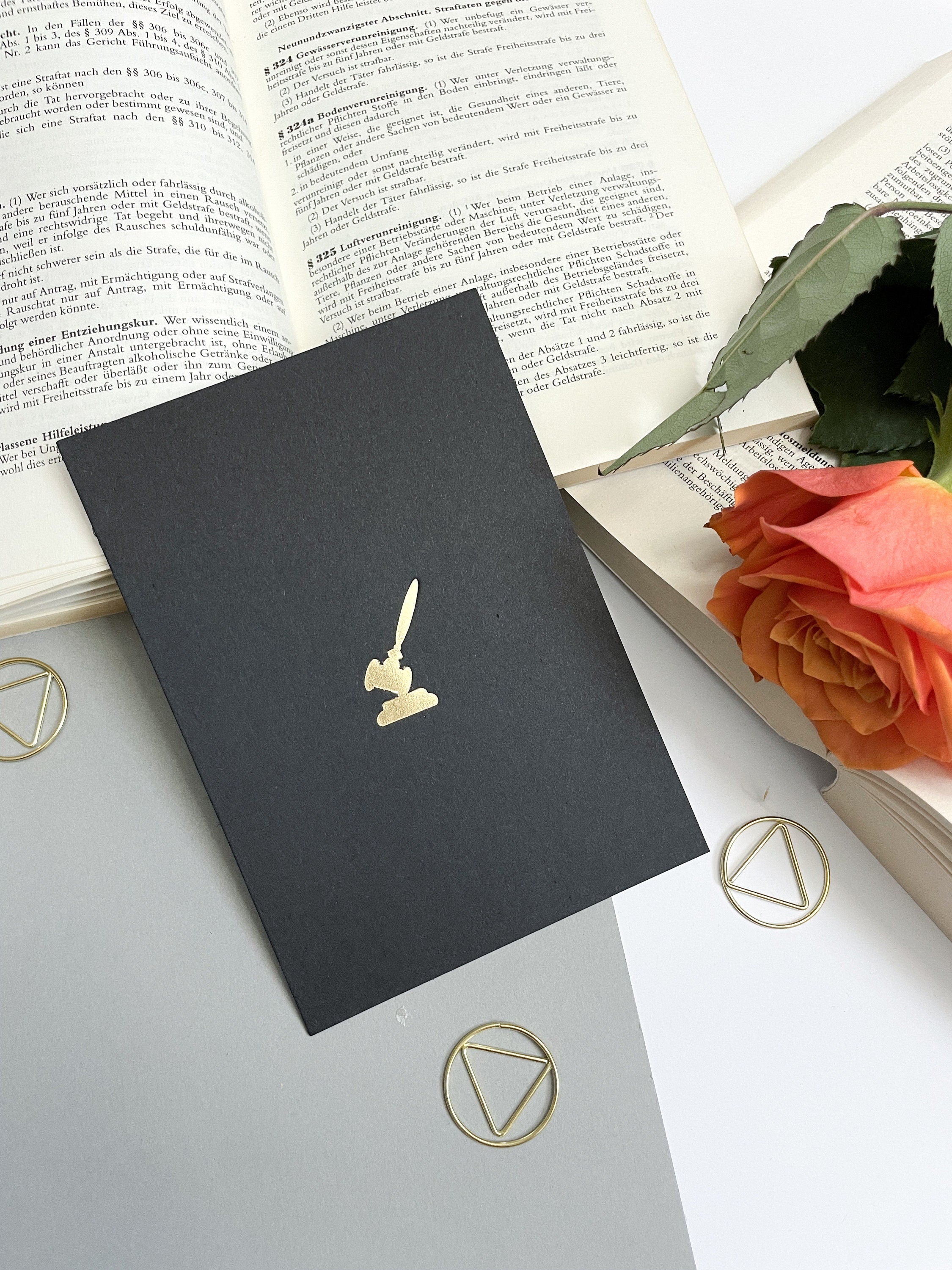 Postkarte Schwarz/Gold - Juristische Symbole, Gerechtigkeitswaage, Pharagraph, für Anwälte, Jurastudenten, Rechtswissenschaften, Jura