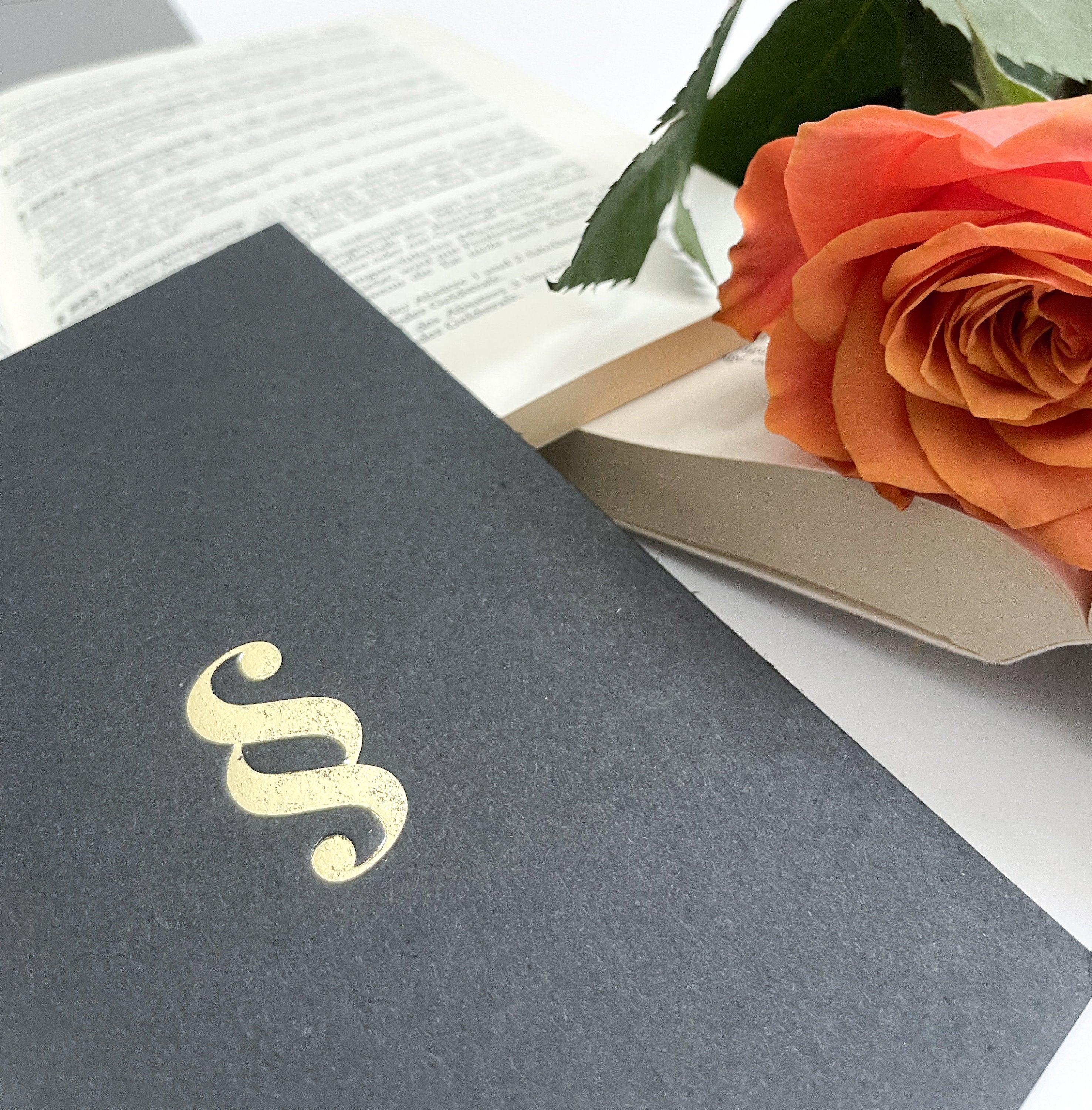 Postkarte Schwarz/Gold - Juristische Symbole, Gerechtigkeitswaage, Pharagraph, für Anwälte, Jurastudenten, Rechtswissenschaften, Jura