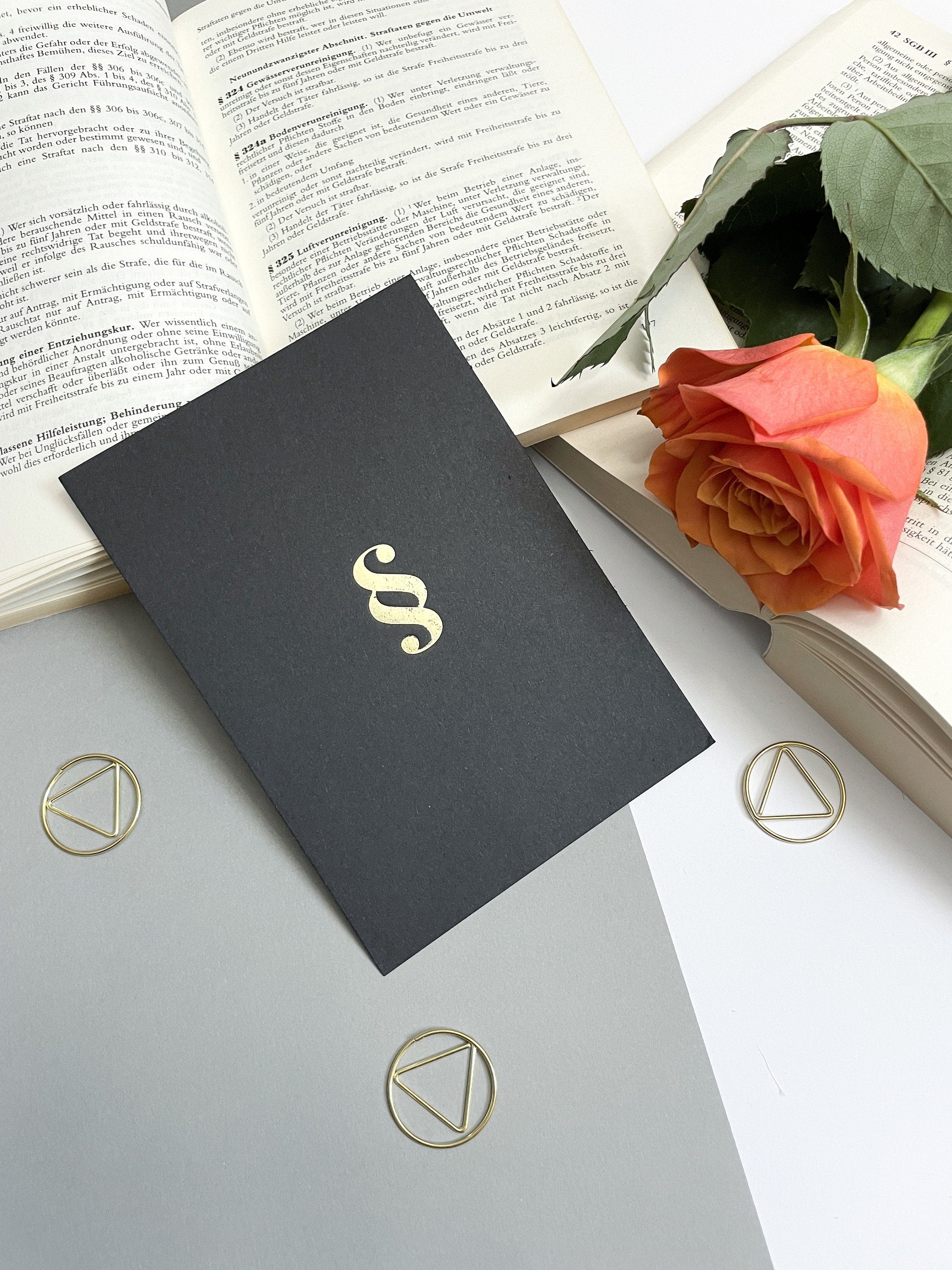 Postkarte Schwarz/Gold - Juristische Symbole, Gerechtigkeitswaage, Pharagraph, für Anwälte, Jurastudenten, Rechtswissenschaften, Jura