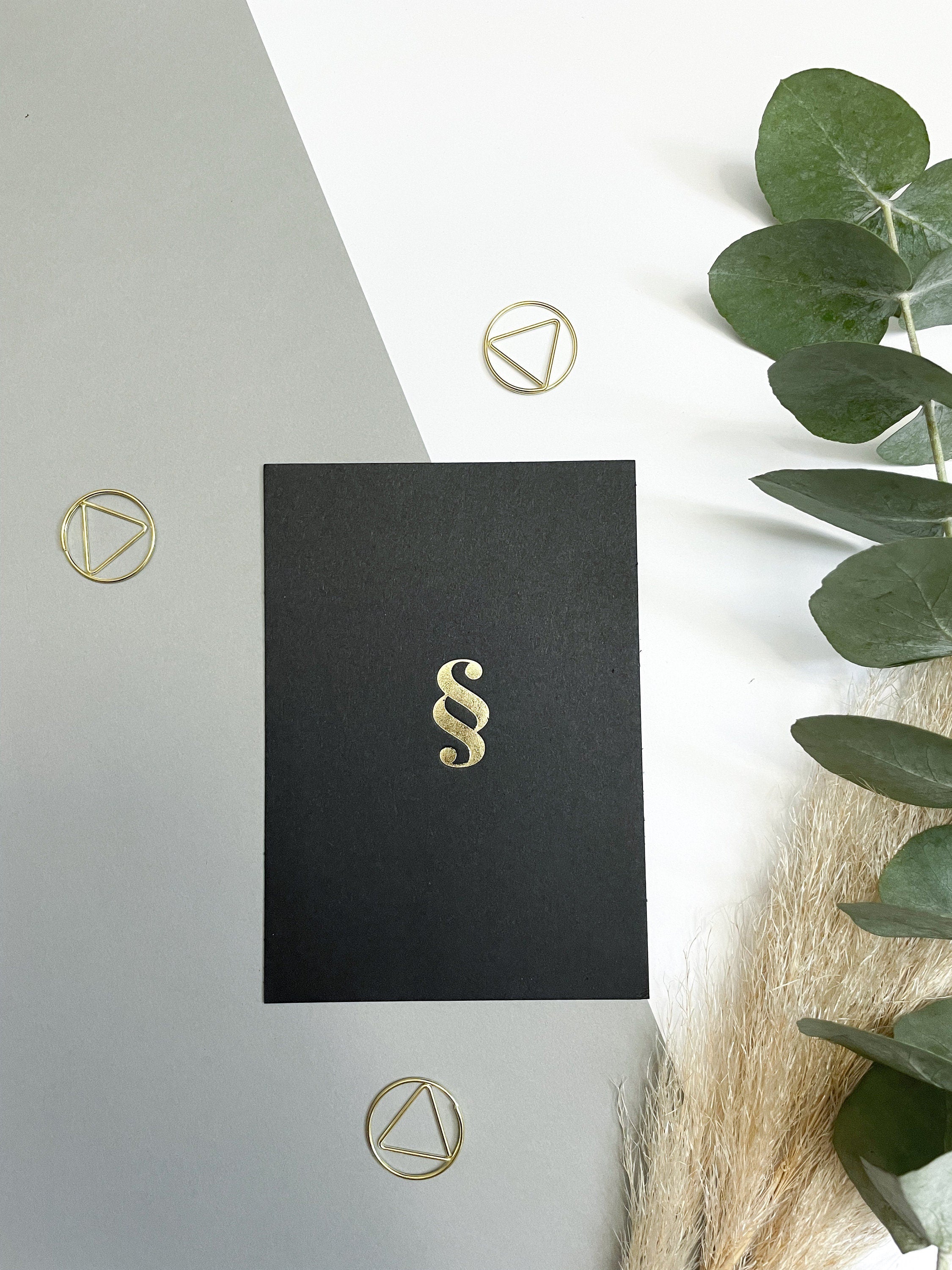 Postkarte Schwarz/Gold - Juristische Symbole, Gerechtigkeitswaage, Pharagraph, für Anwälte, Jurastudenten, Rechtswissenschaften, Jura