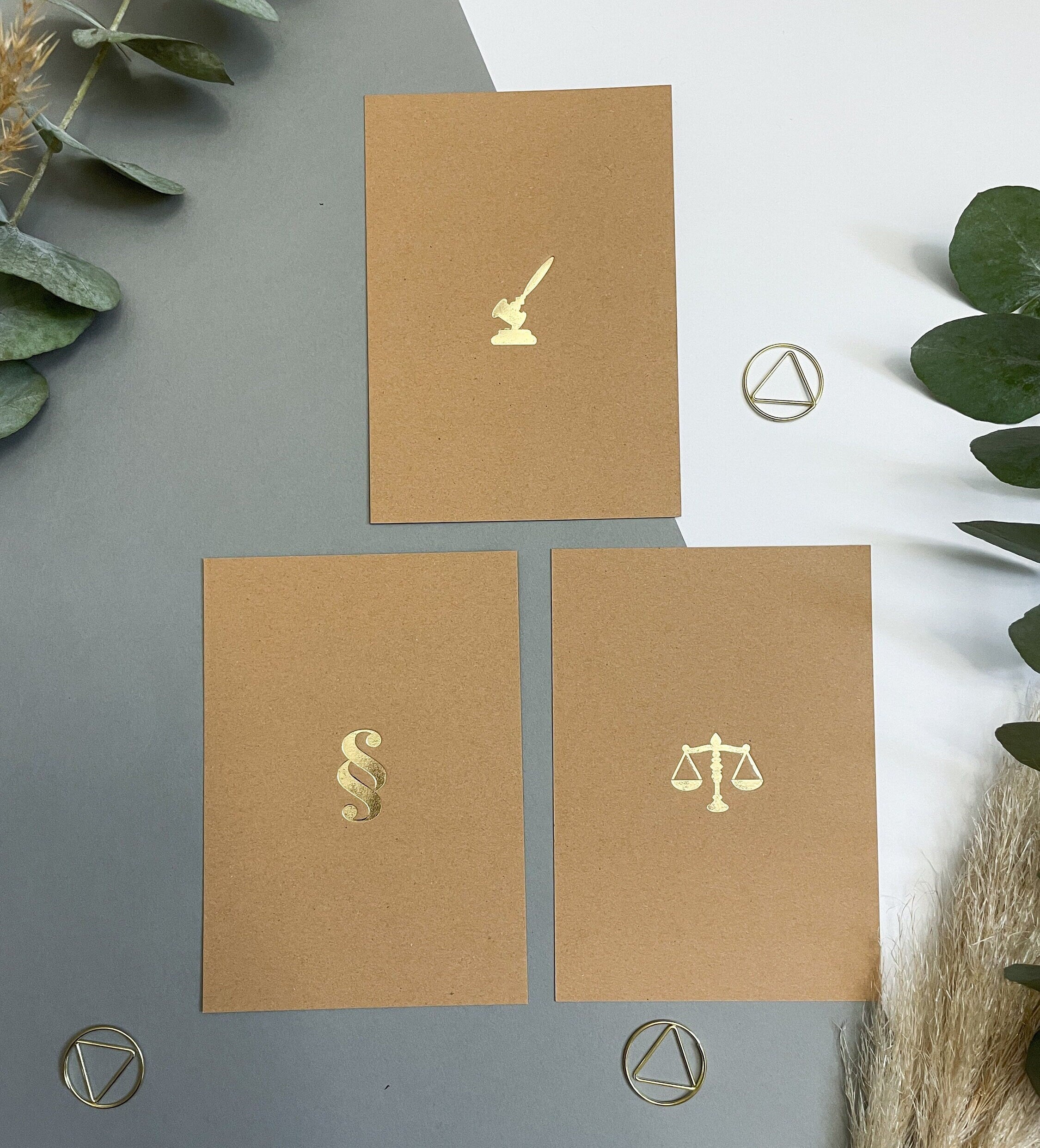 Postkarte Kraftpapier/Gold - Juristische Symbole, Gerechtigkeitswaage, Paragraph, für Anwälte, Jurastudenten, Rechtswissenschaften, Jura