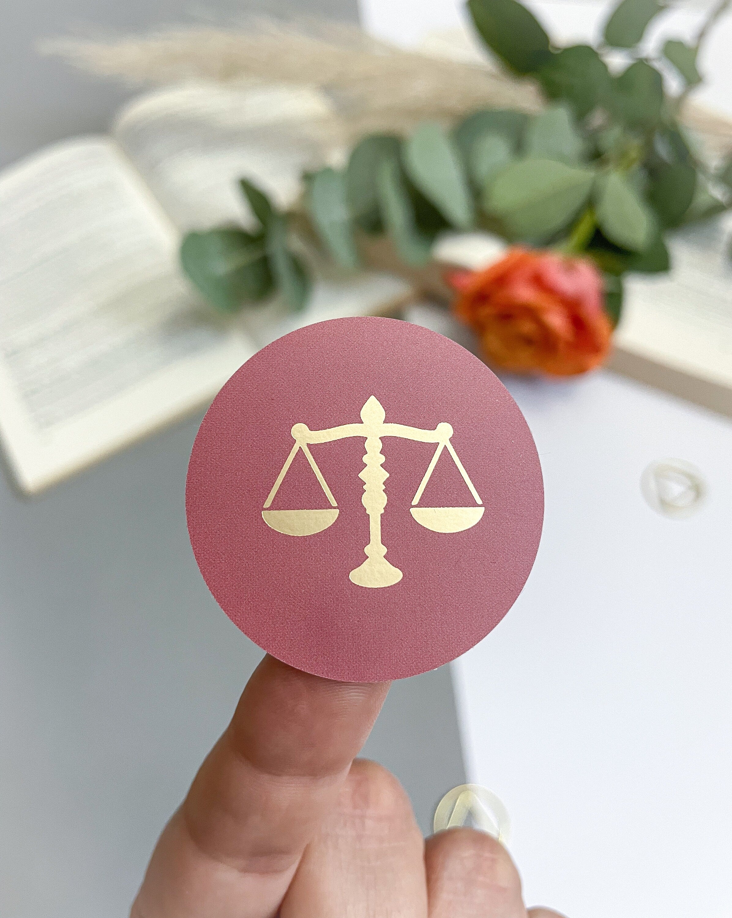 4 Aufkleber - Gerechtigkeitswaage - Rosa MIX - Geschenk für Juristen, Anwälte, Jurastudenten, Rechtswissenschaften