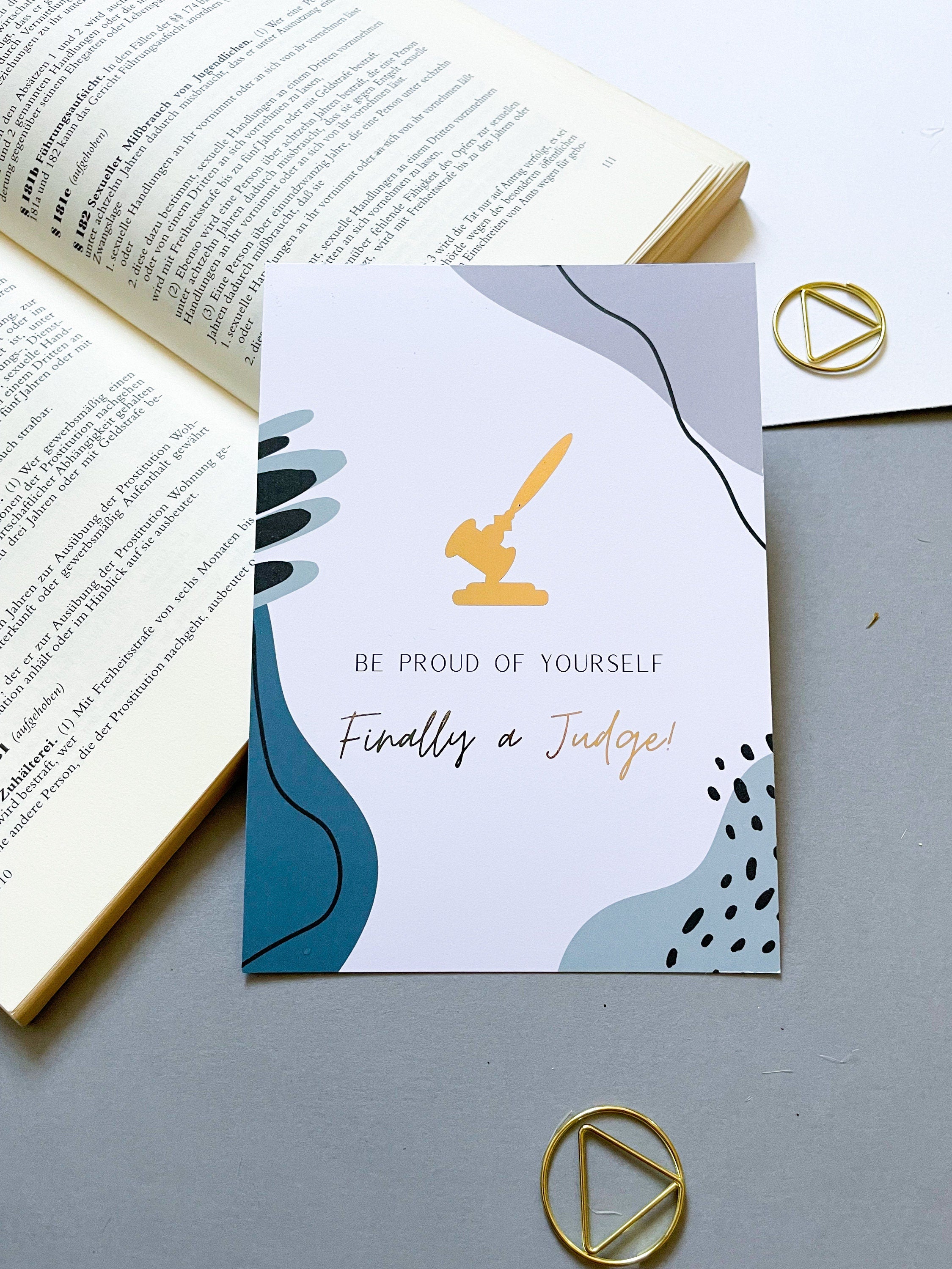 Endlich Richter Postkarte - Juristische Karte für neue Richter oder angehende Richter - English - Finally a Judge