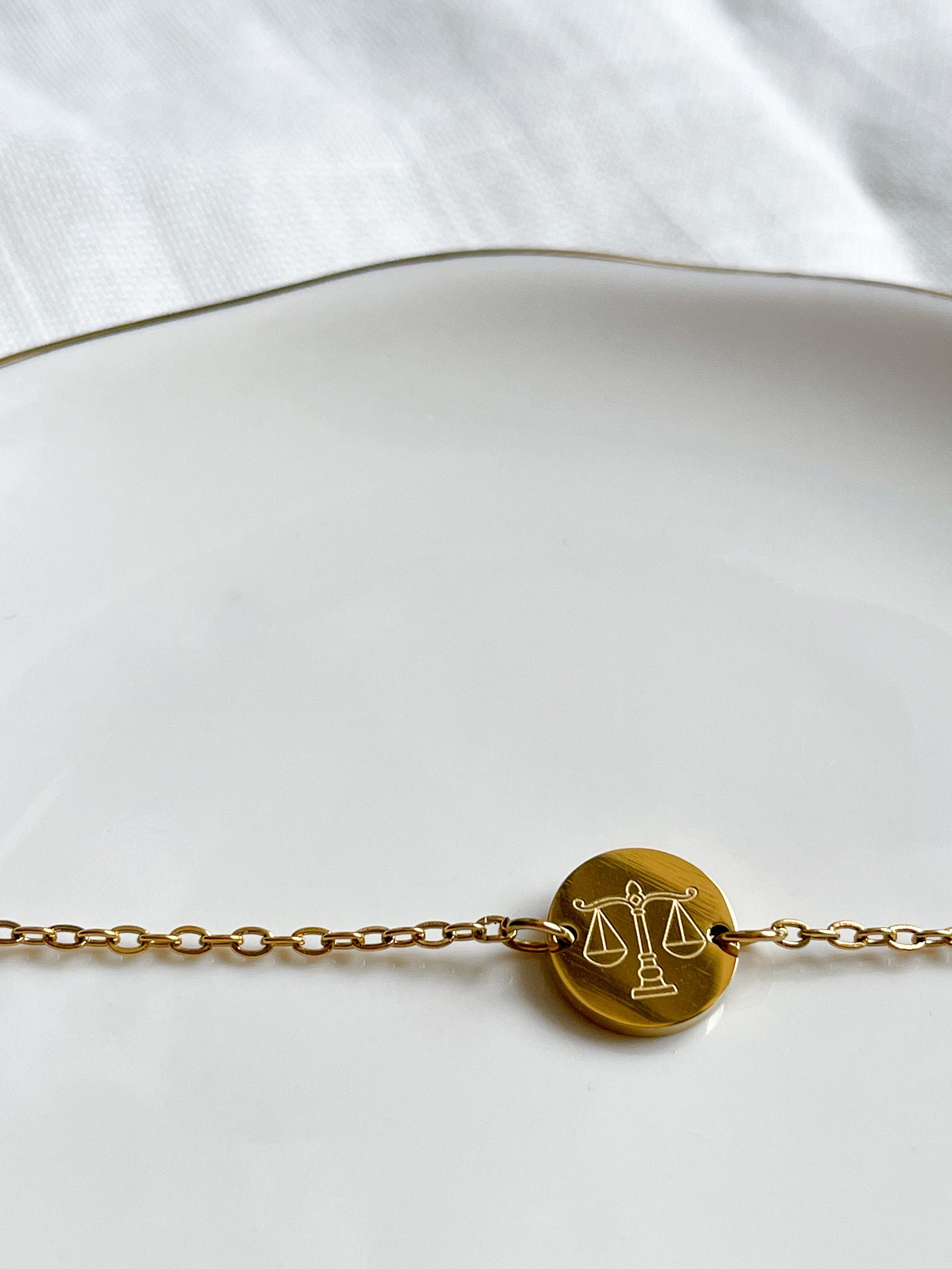 Edelstahlarmband Gerechtigkeitswaage - Silber und 18K Gold Plattiert | Geschenk für Jurastudenten, Anwältinnen & Richterinnen | 16 cm