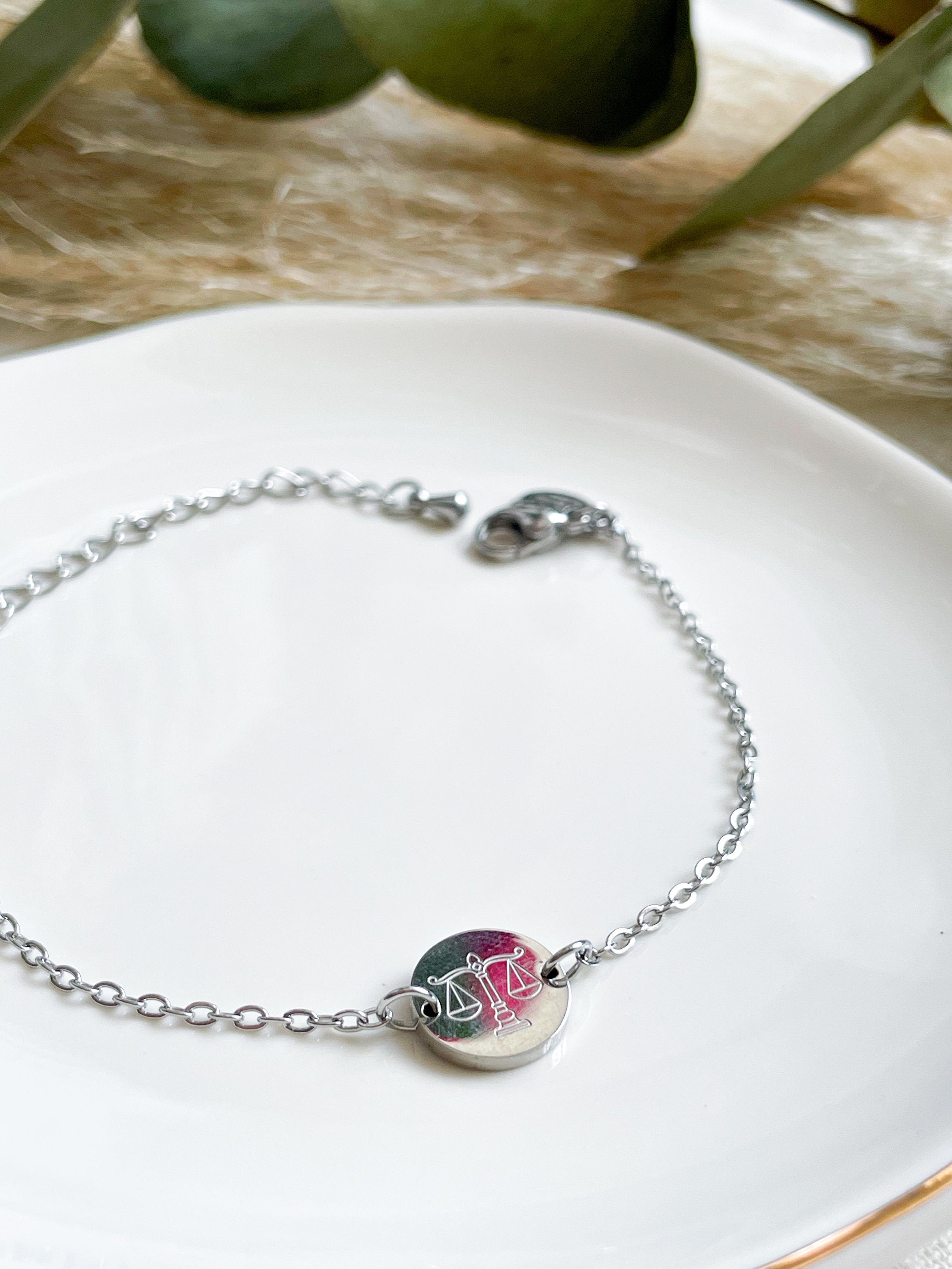 Edelstahlarmband Gerechtigkeitswaage - Silber und 18K Gold Plattiert | Geschenk für Jurastudenten, Anwältinnen & Richterinnen | 16 cm