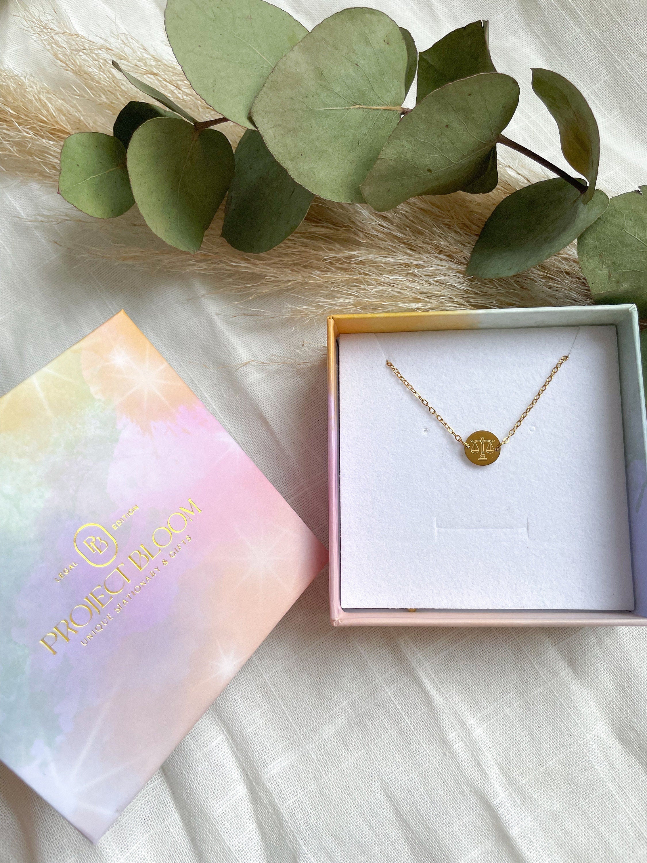 Edelstahlarmband Gerechtigkeitswaage - Silber und 18K Gold Plattiert | Geschenk für Jurastudenten, Anwältinnen & Richterinnen | 16 cm
