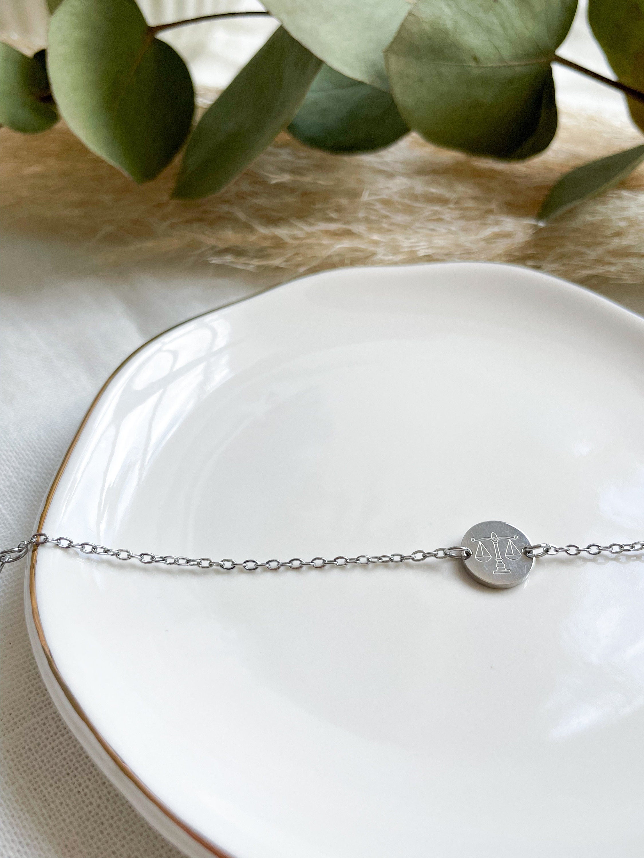 Edelstahlarmband Gerechtigkeitswaage - Silber und 18K Gold Plattiert | Geschenk für Jurastudenten, Anwältinnen & Richterinnen | 16 cm