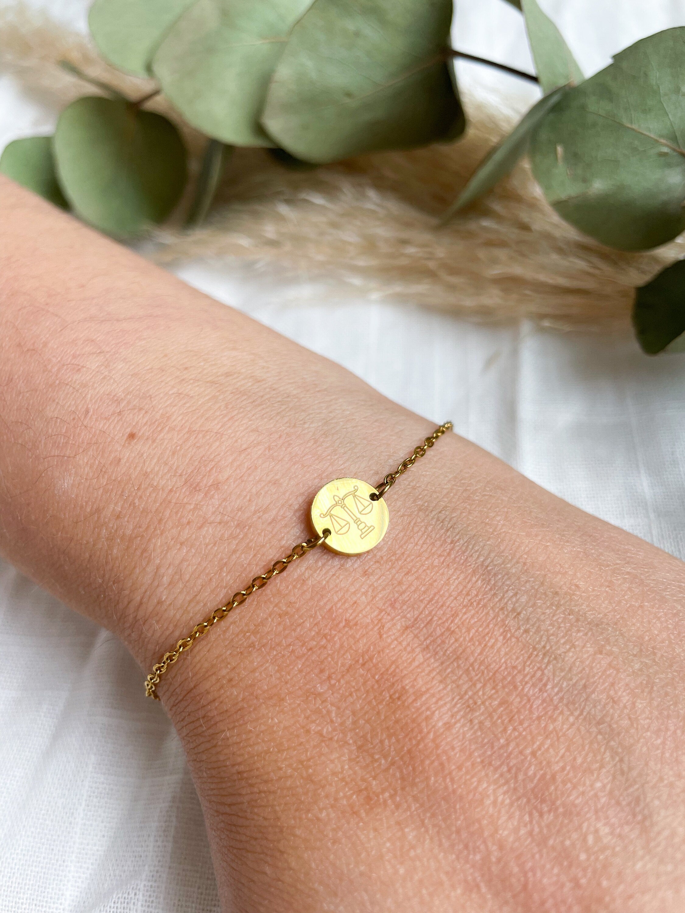 Edelstahlarmband Gerechtigkeitswaage - Silber und 18K Gold Plattiert | Geschenk für Jurastudenten, Anwältinnen & Richterinnen | 16 cm