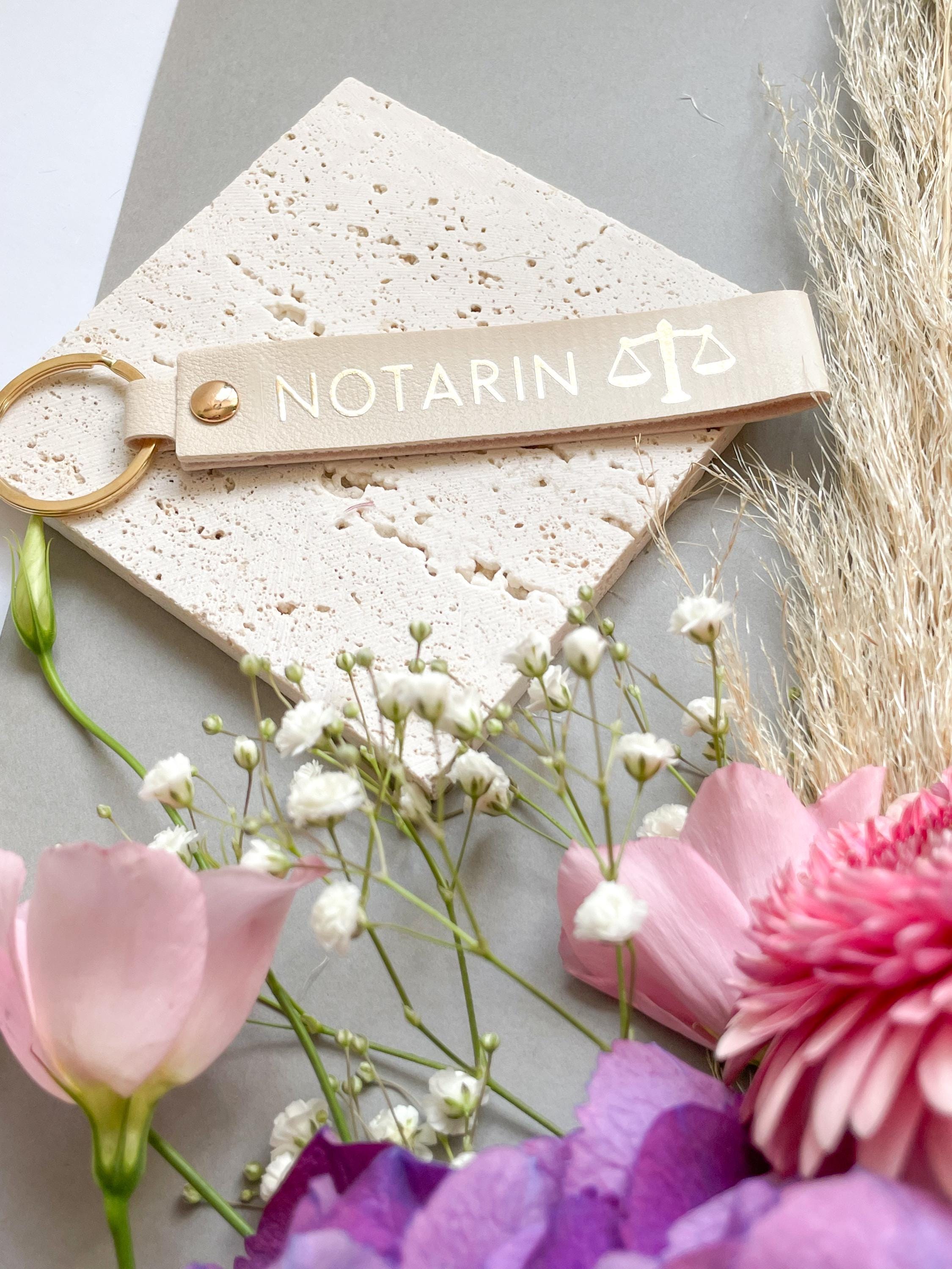 Juristischer Schlüsselanhänger  – Geschenkidee für Notarin, Volljuristin, Polizistin & Richterin | Beige PU-Leder mit Goldprint