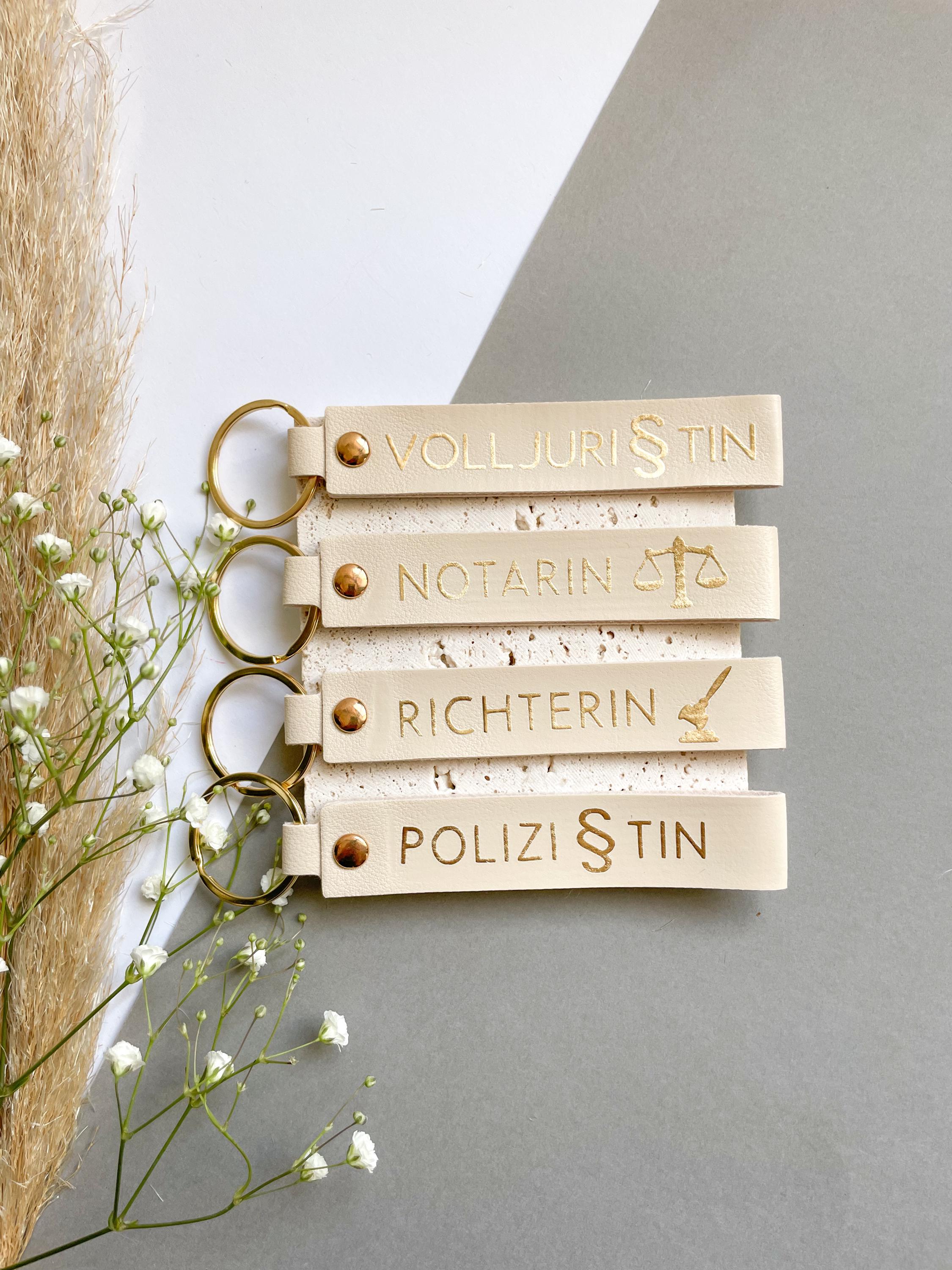 Juristischer Schlüsselanhänger  – Geschenkidee für Notarin, Volljuristin, Polizistin & Richterin | Beige PU-Leder mit Goldprint