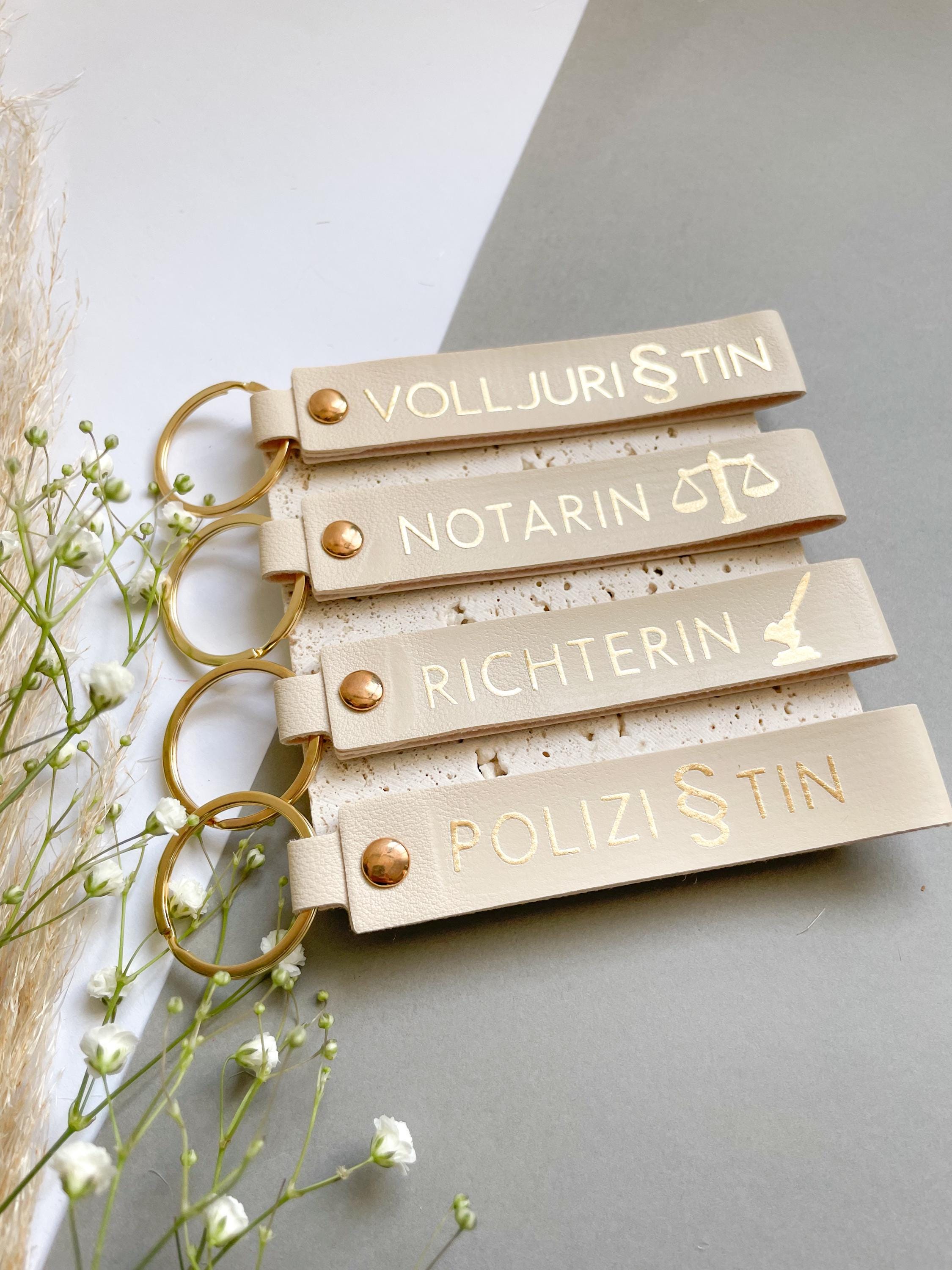 Juristischer Schlüsselanhänger  – Geschenkidee für Notarin, Volljuristin, Polizistin & Richterin | Beige PU-Leder mit Goldprint