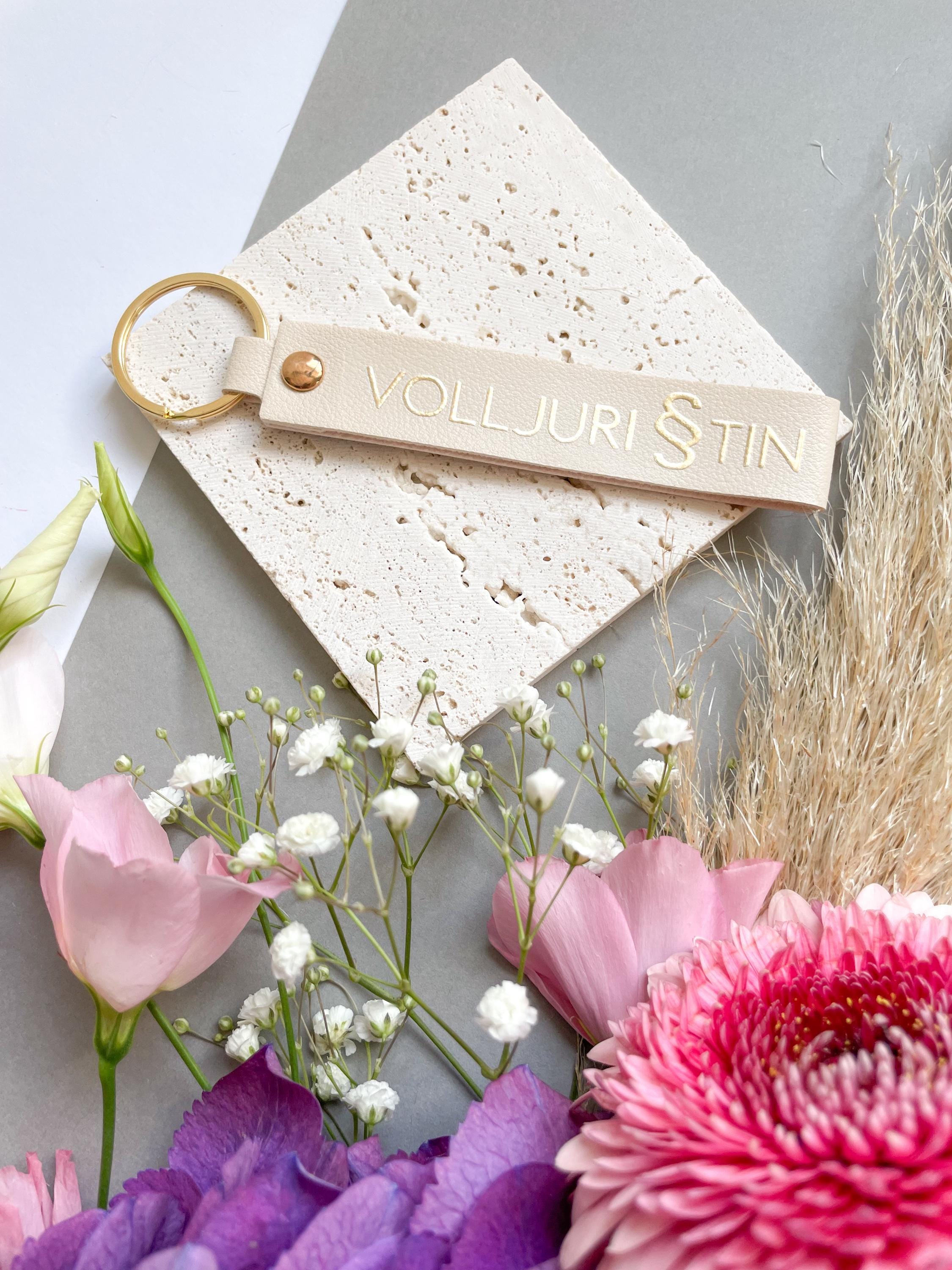 Juristischer Schlüsselanhänger  – Geschenkidee für Notarin, Volljuristin, Polizistin & Richterin | Beige PU-Leder mit Goldprint