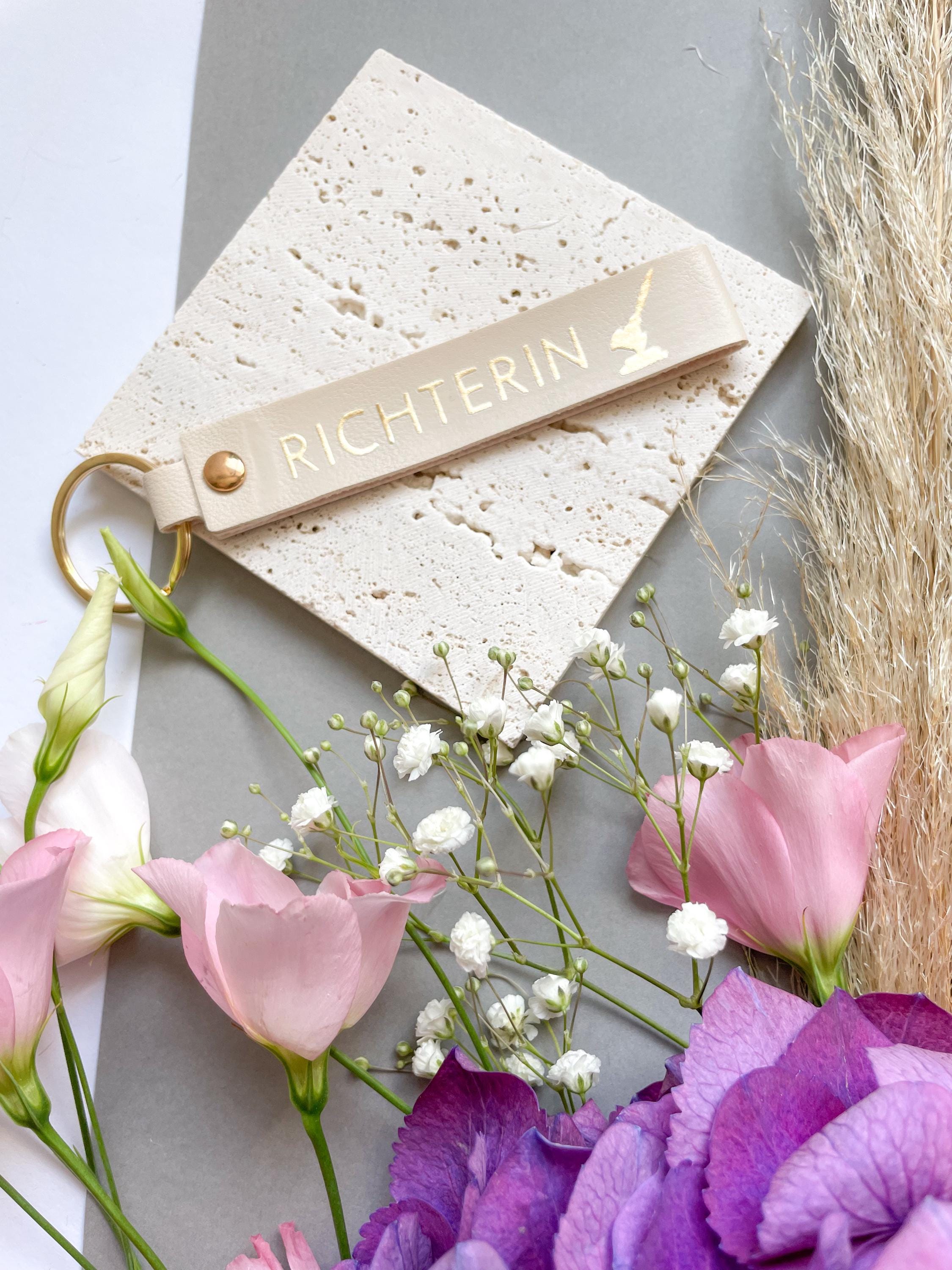 Juristischer Schlüsselanhänger  – Geschenkidee für Notarin, Volljuristin, Polizistin & Richterin | Beige PU-Leder mit Goldprint