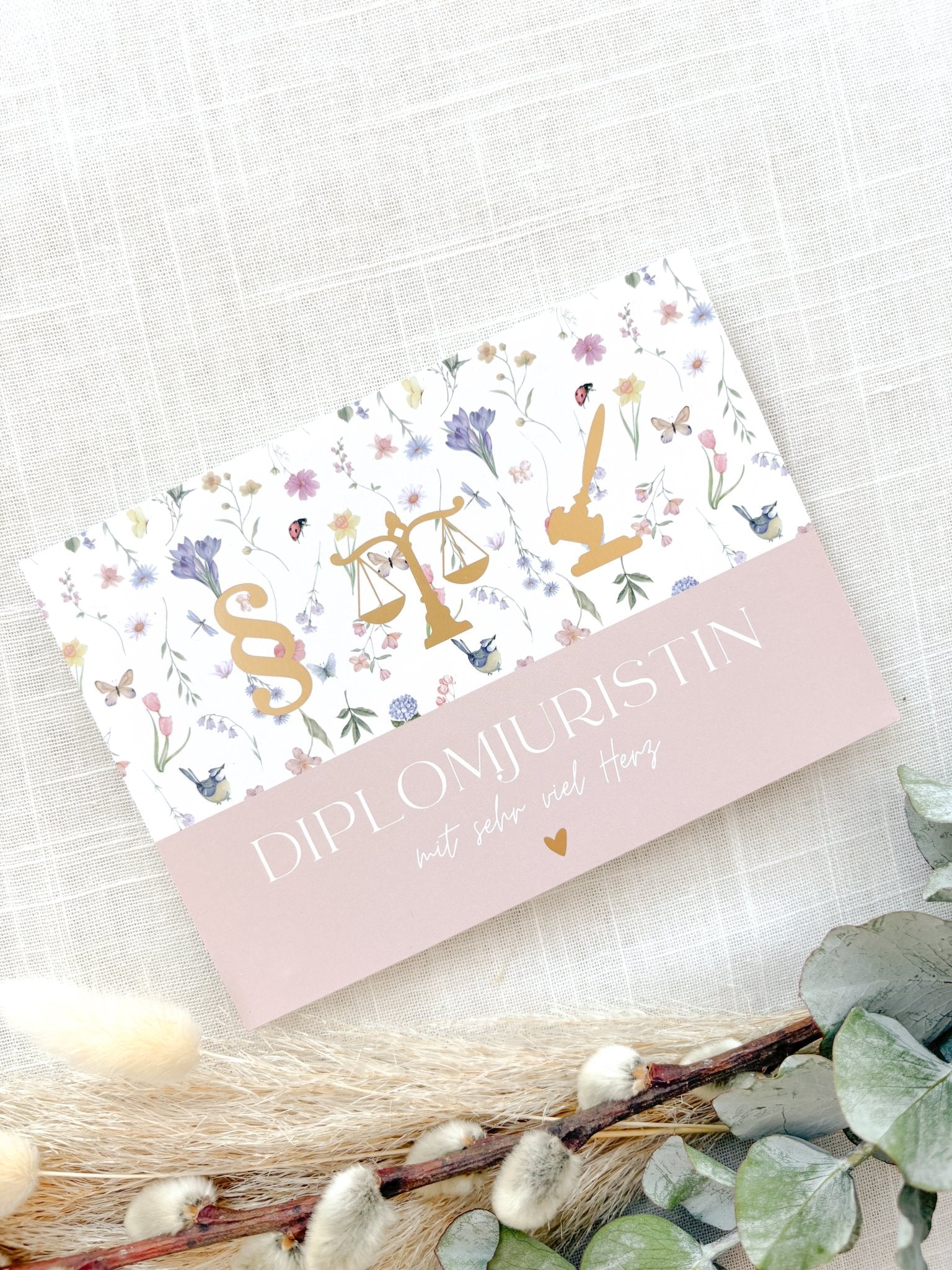 Jura Postkarte mit dem Text "Diplomjuristin mit viel Herz" ideal als kleines Geschenk für Diplomjuristinnen
