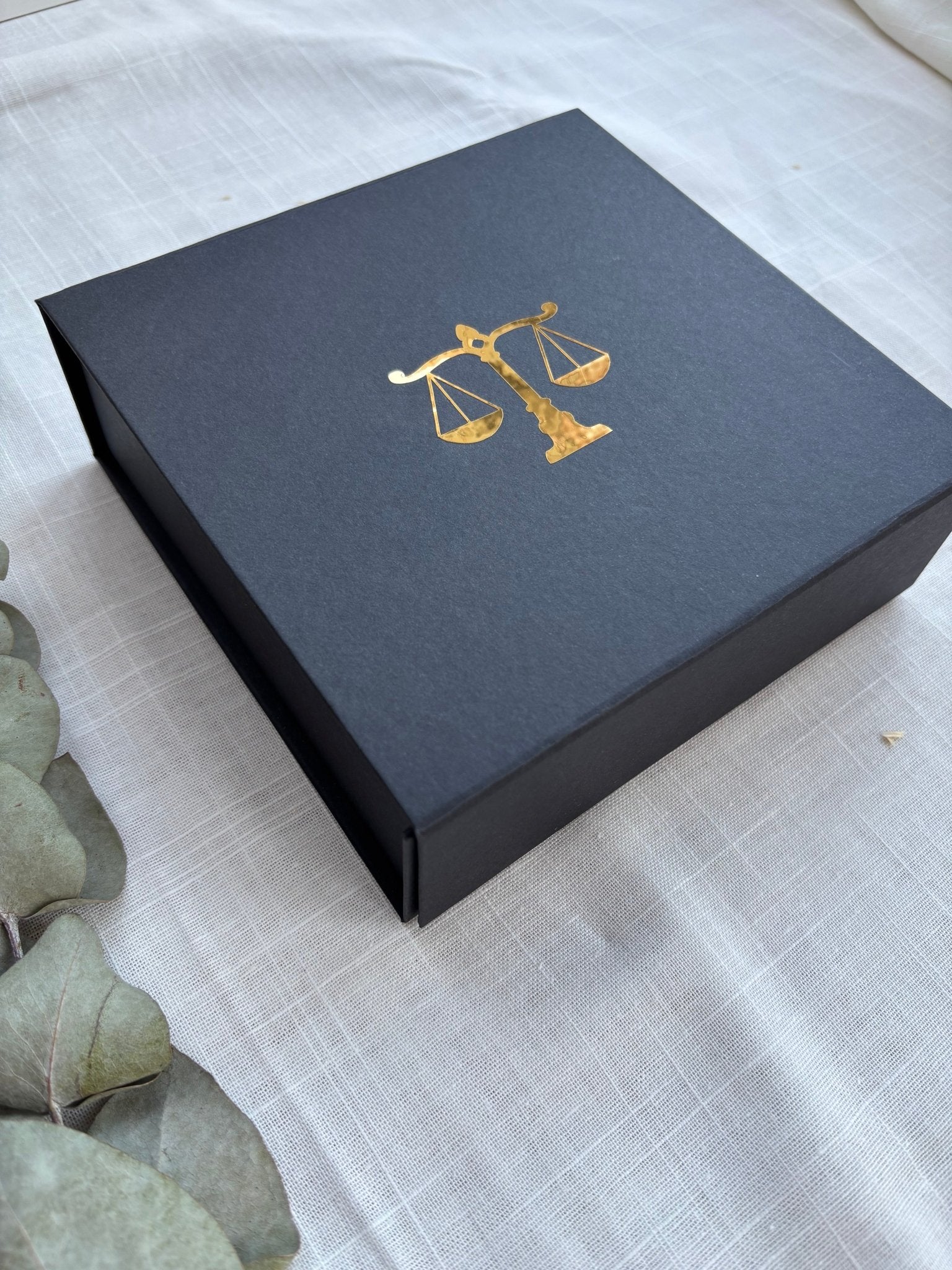 Jura Geschenkbox mit Magnetverschluss und Goldprägung – Geschenk für Anwältinnen