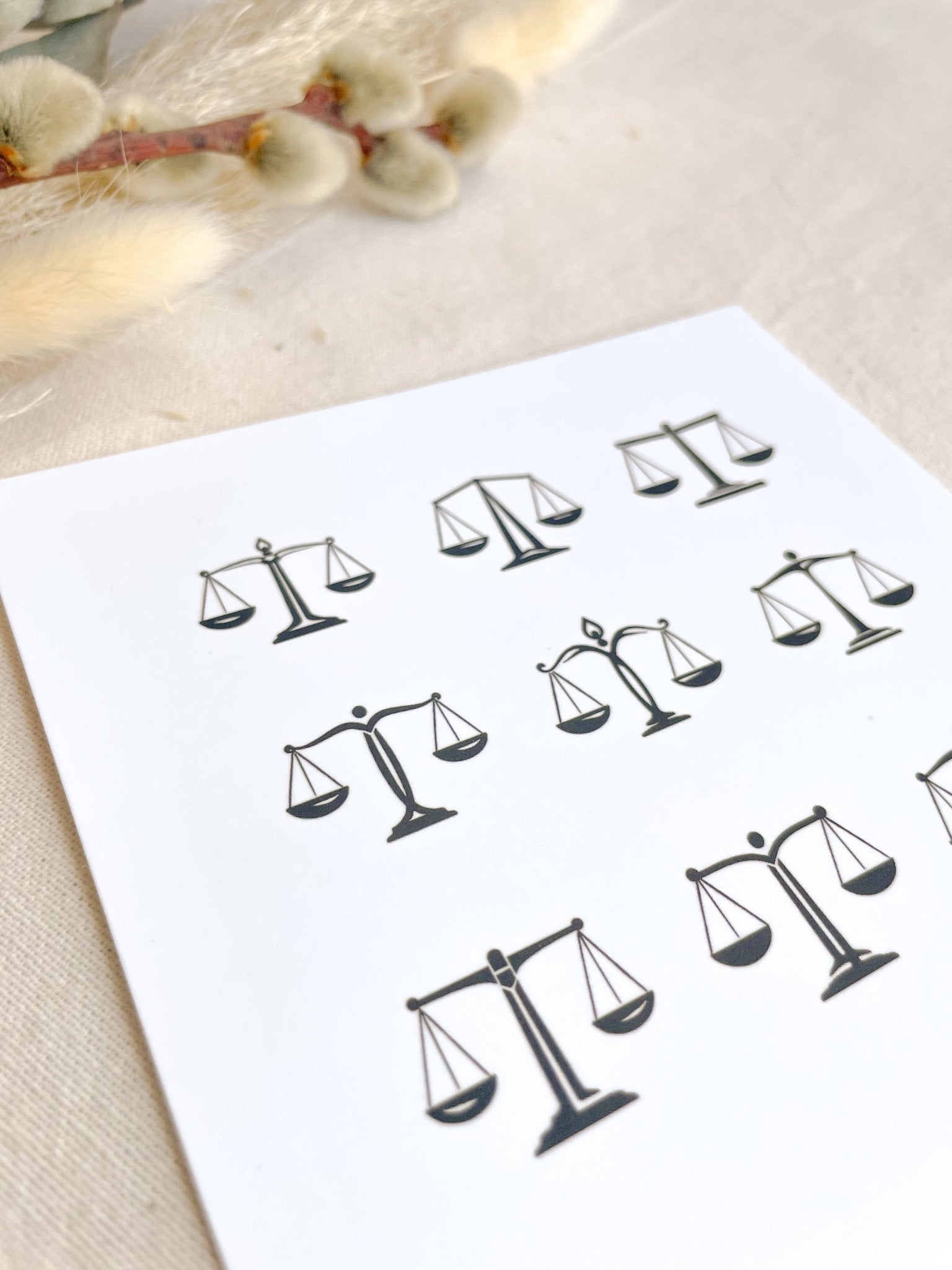 Waagen-Design Postkarte – Geschenk für Juristen, Juristinnen, Anwälte & Richter | Quadratische Karte