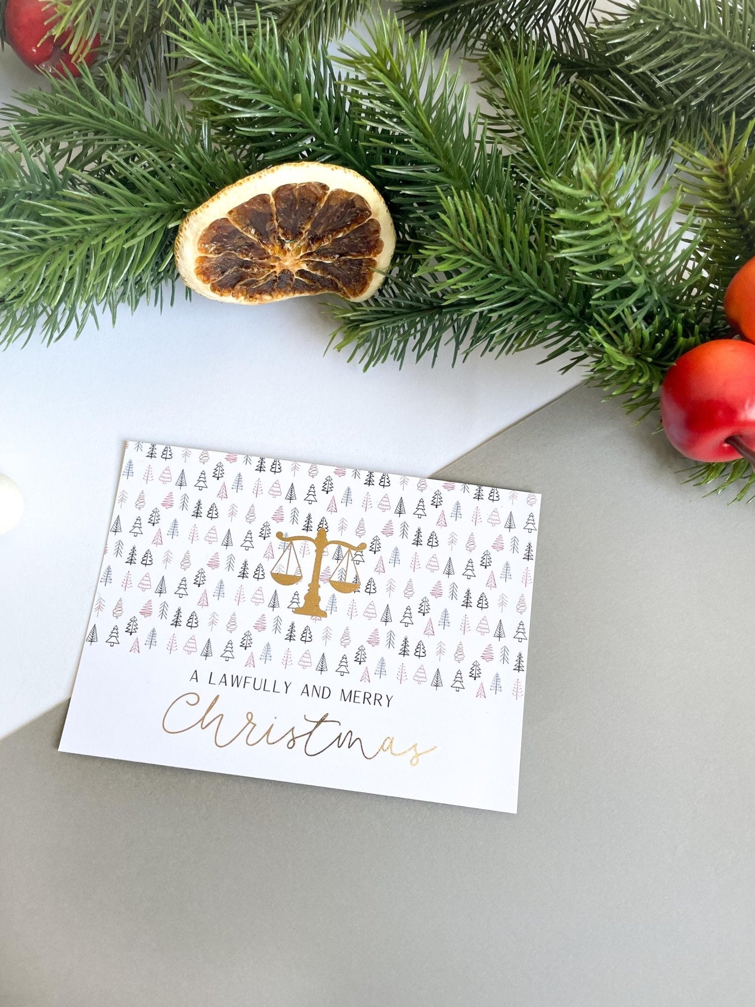 Weihnachtskarte mit der Aufschrift "Ein rechtlich frohes Weihnachtsfest" ideal zum Weihnachtsgeschenk für Juristen