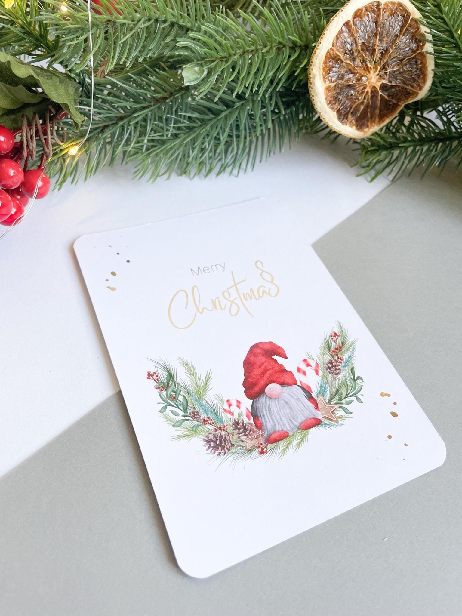 Jura Weihnachtspostkarte mit Paragraph und Wichtel sowie dem Text "Merry Christmas"